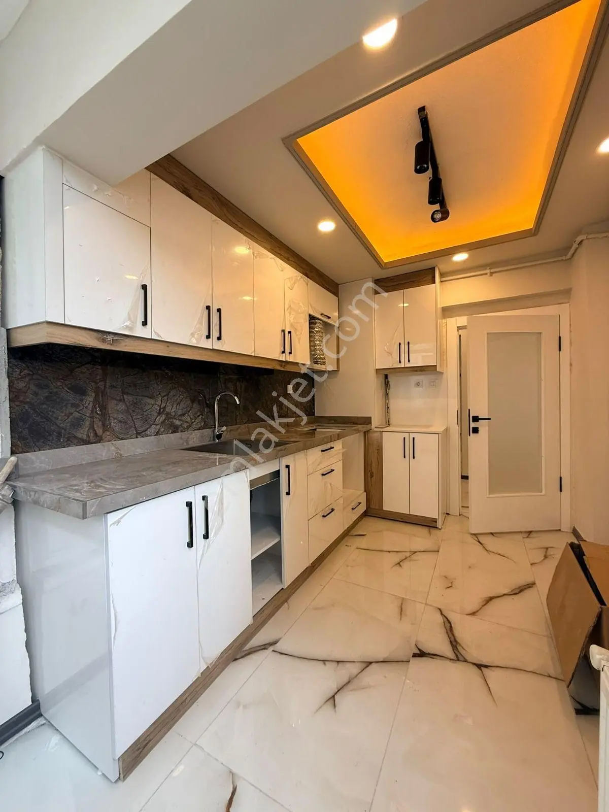Akşemsettin Mah'De 3+1 Satılık Ara Kat Ön Cephe Bağımsız Full Yapılı Daire