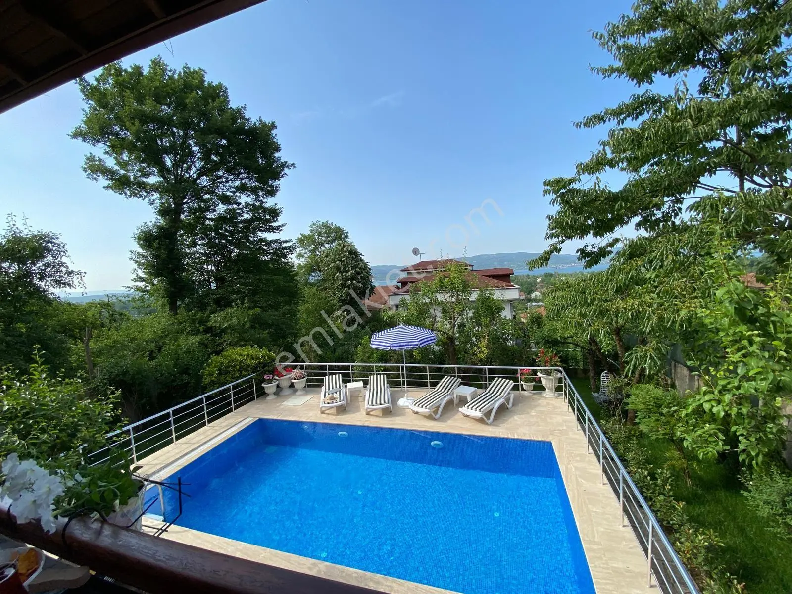 Sapanca’da Göl Manzaralı Satılık Müstakil Villa — fotoğraf 4