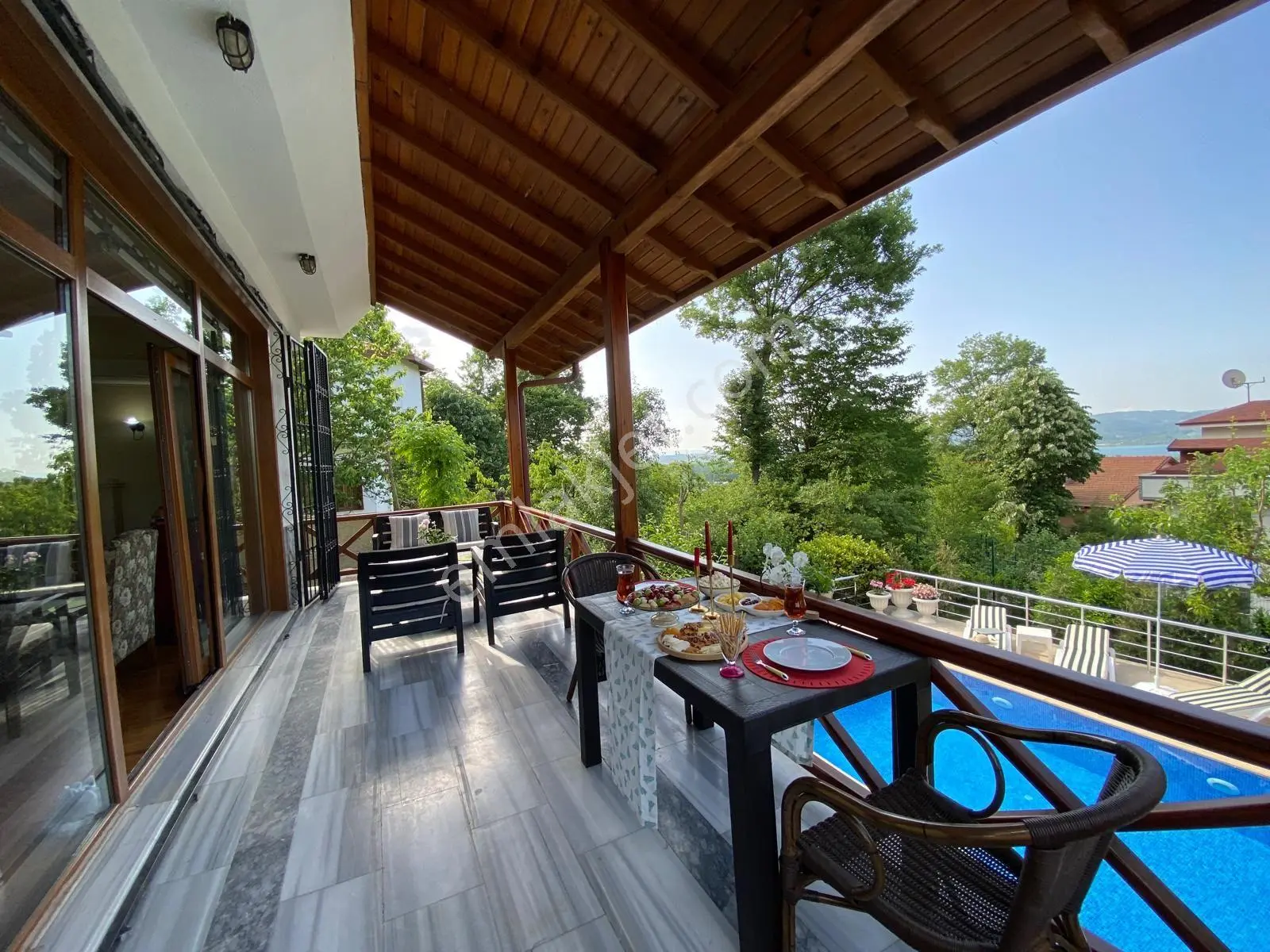 Sapanca’da Göl Manzaralı Satılık Müstakil Villa — fotoğraf 5