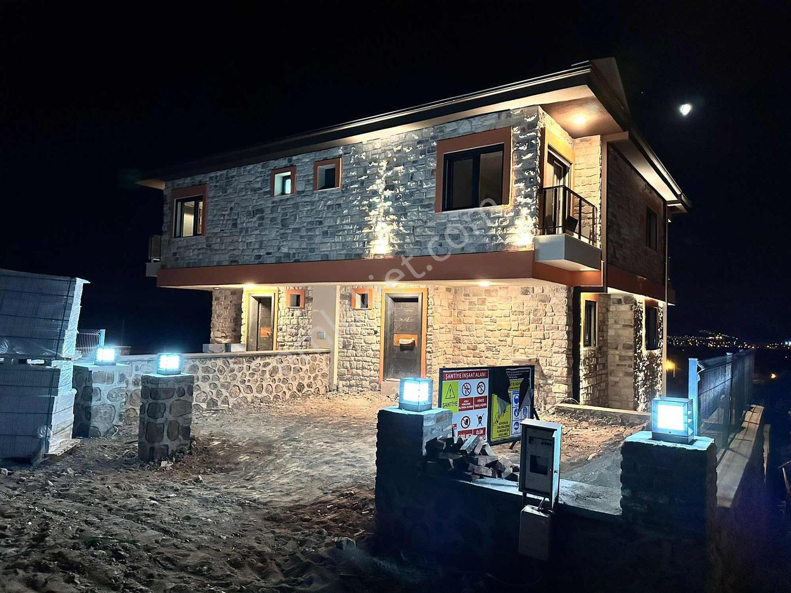 Dikili İslamlar'Da Deniz Manzaralı Geniş Bahçeli Satılık Villa
