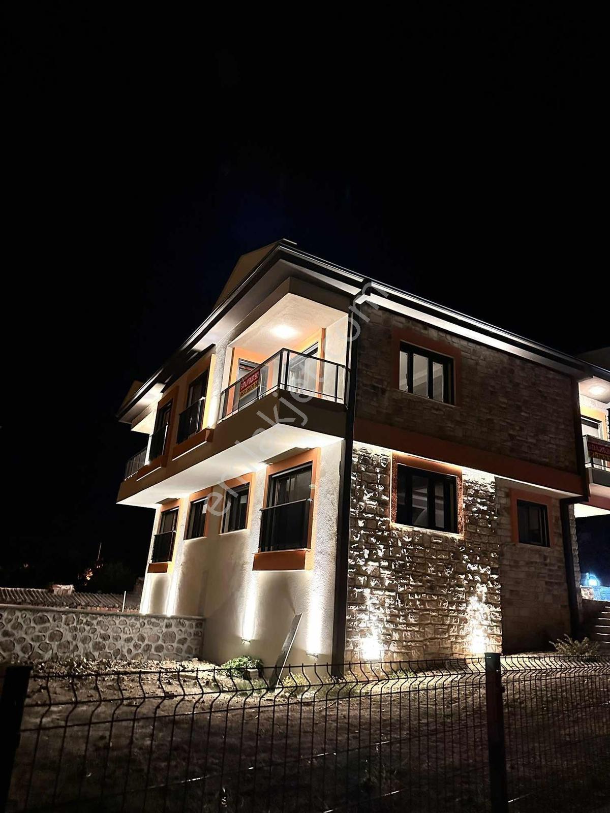 Dikili İslamlar'da Deniz Manzaralı Geniş Bahçeli Satılık Villa — fotoğraf 2