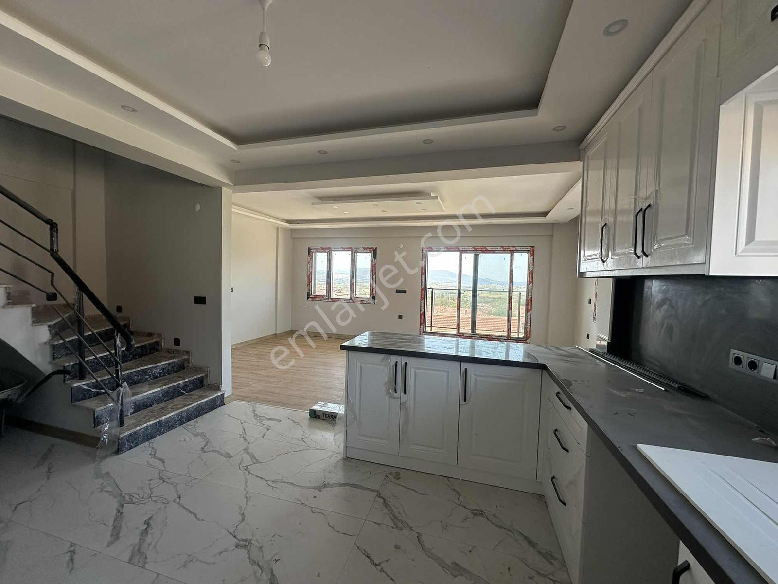 Dikili İslamlar'da Deniz Manzaralı Geniş Bahçeli Satılık Villa — fotoğraf 3