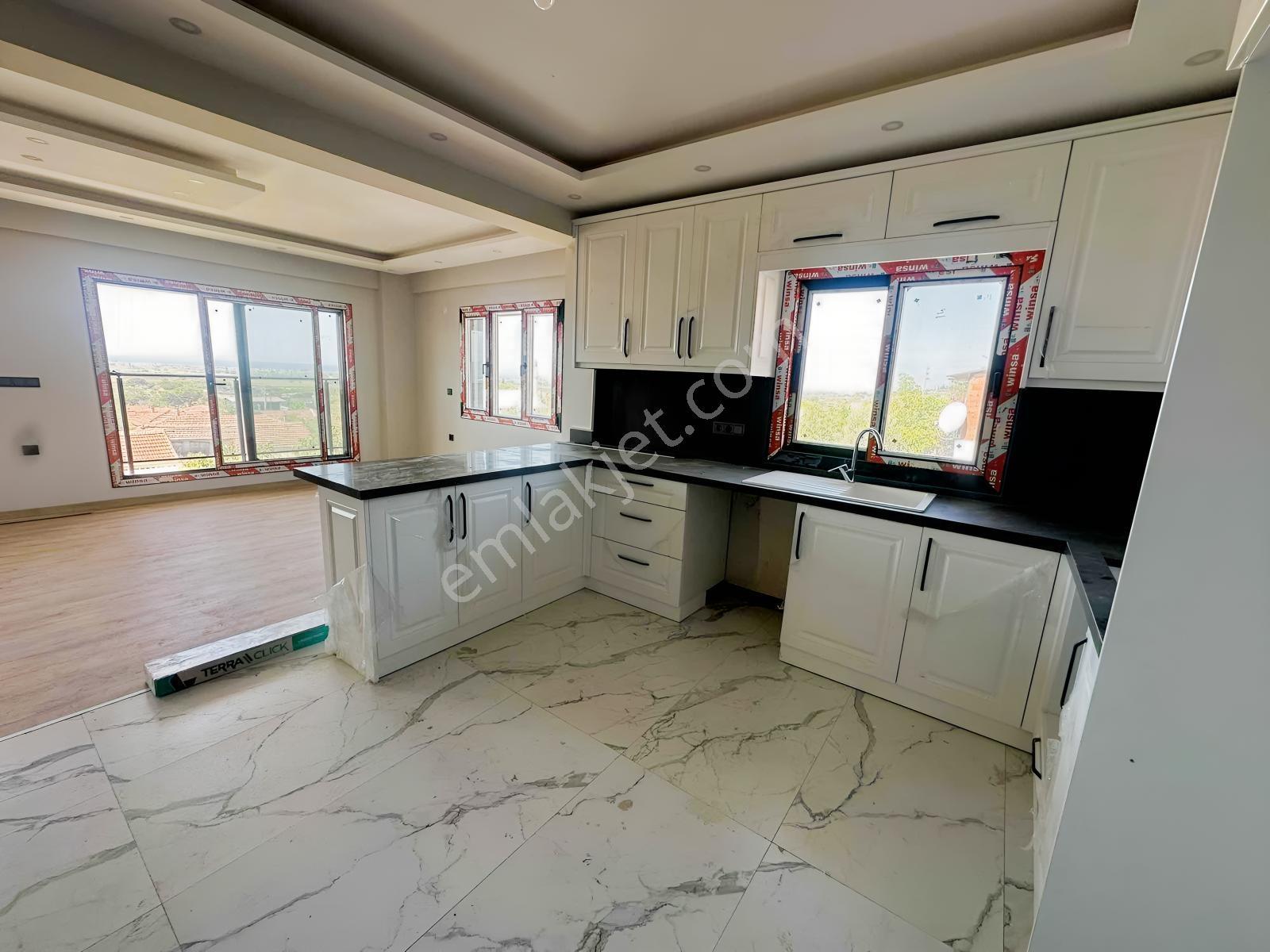 Dikili İslamlar'da Deniz Manzaralı Geniş Bahçeli Satılık Villa — fotoğraf 4