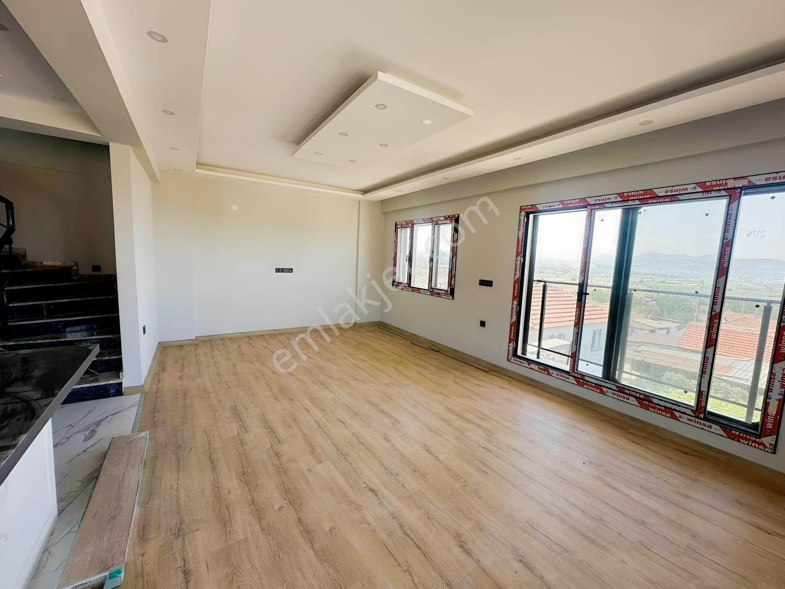 Dikili İslamlar'da Deniz Manzaralı Geniş Bahçeli Satılık Villa — fotoğraf 7