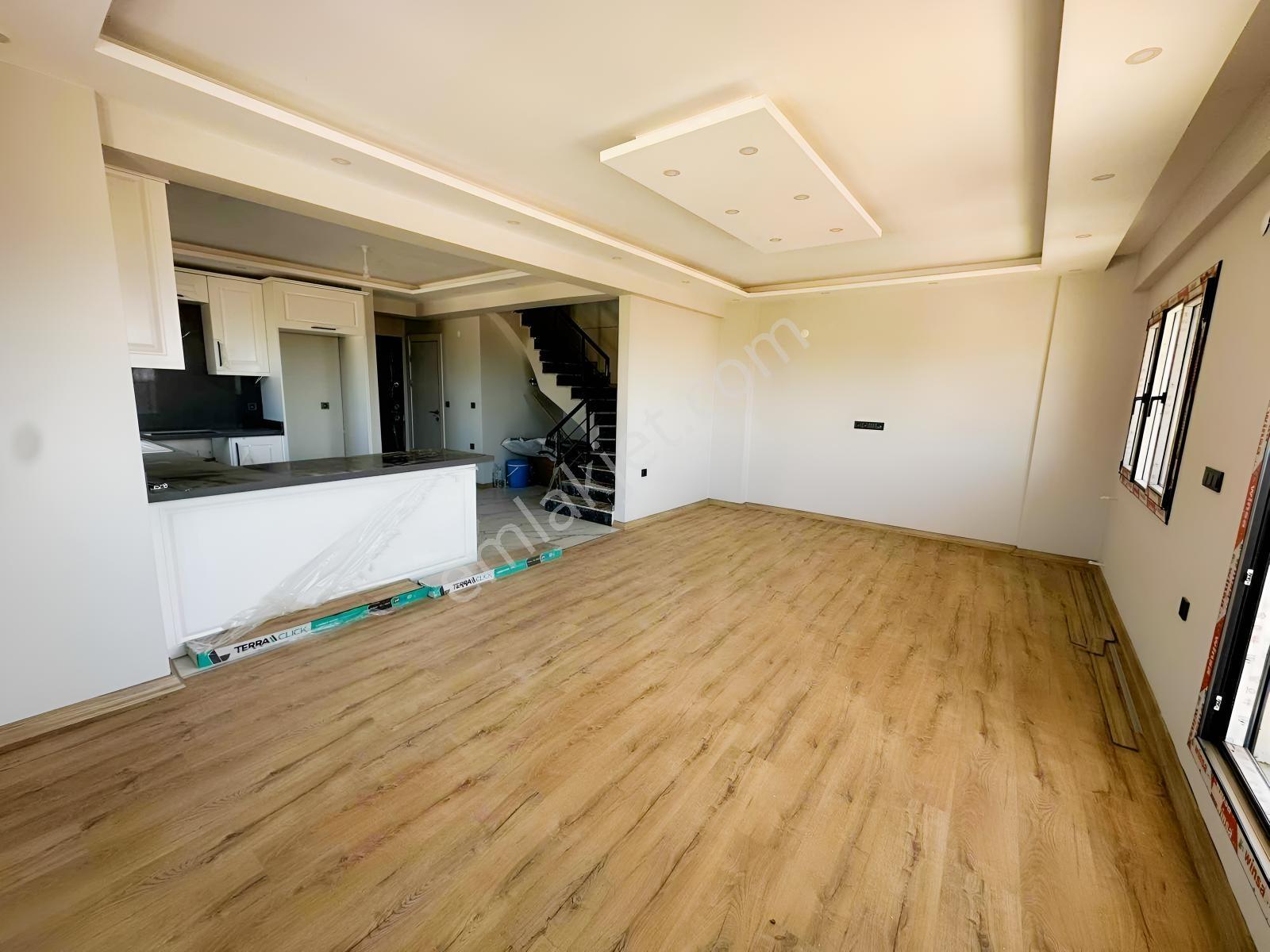 Dikili İslamlar'da Deniz Manzaralı Geniş Bahçeli Satılık Villa — fotoğraf 8