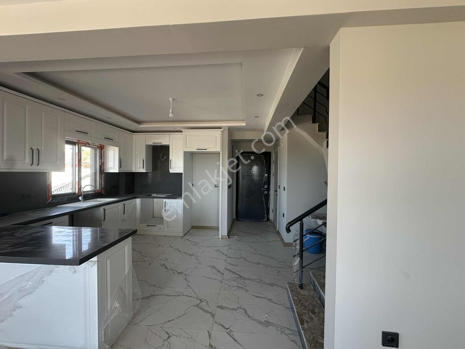 Dikili İslamlar'da Deniz Manzaralı Geniş Bahçeli Satılık Villa — fotoğraf 11