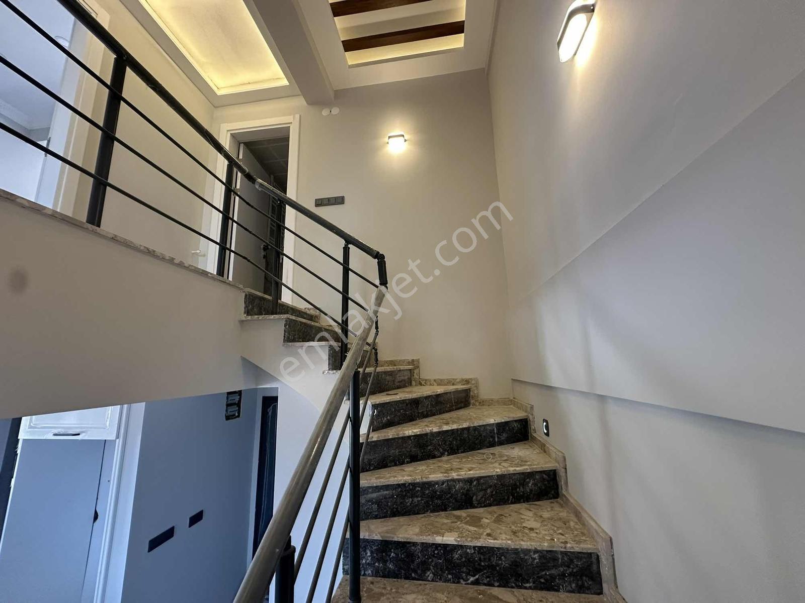 Dikili İslamlar'da Deniz Manzaralı Geniş Bahçeli Satılık Villa — fotoğraf 12