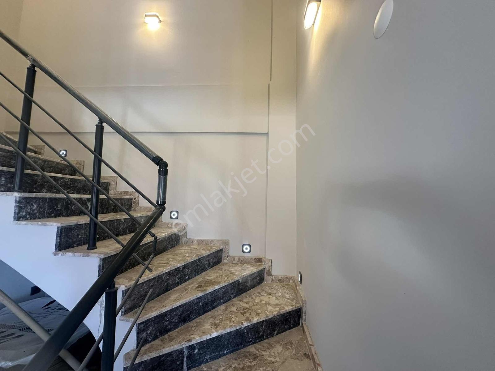 Dikili İslamlar'da Deniz Manzaralı Geniş Bahçeli Satılık Villa — fotoğraf 13