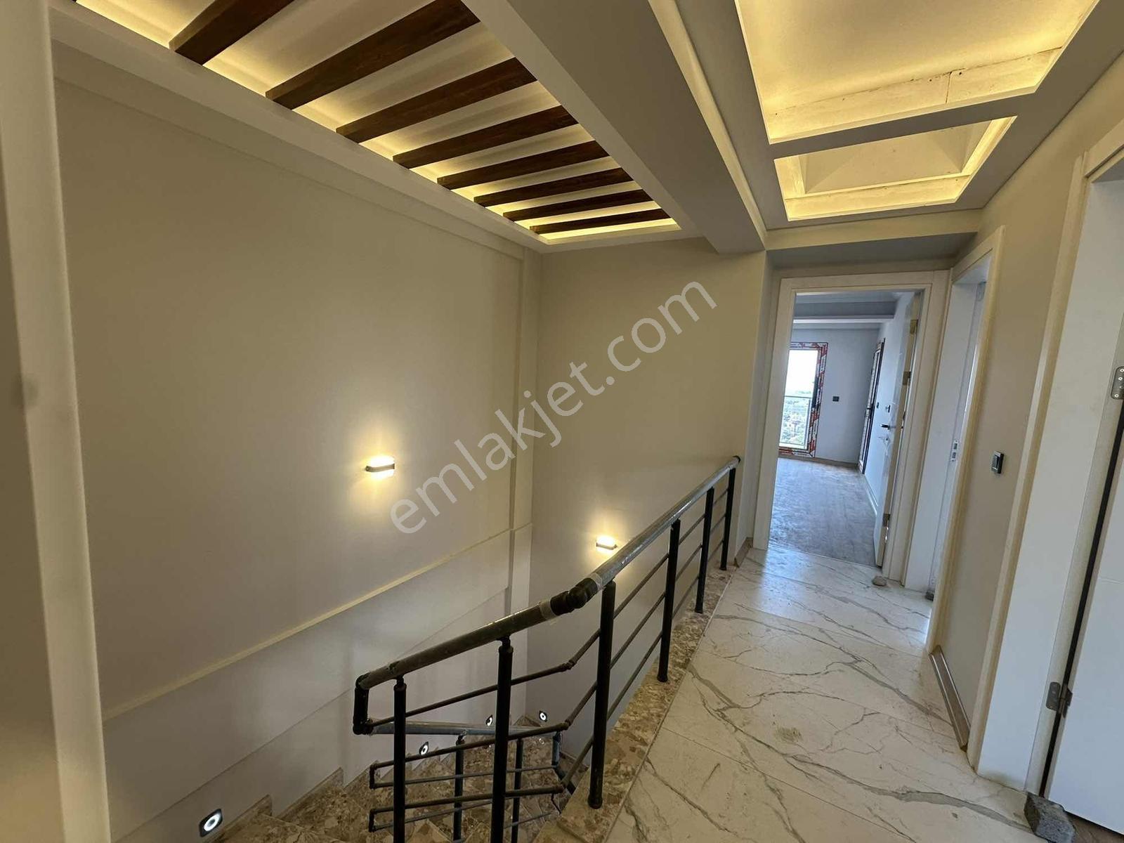 Dikili İslamlar'da Deniz Manzaralı Geniş Bahçeli Satılık Villa — fotoğraf 14