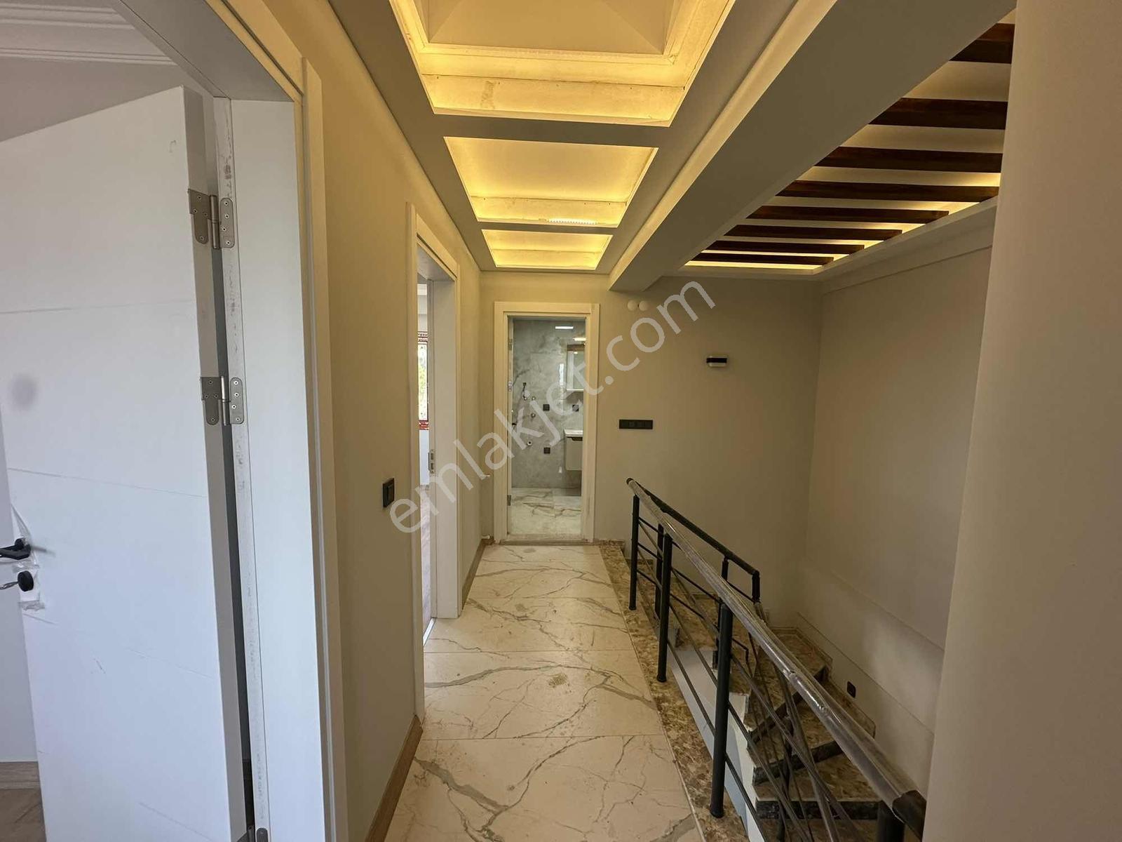 Dikili İslamlar'da Deniz Manzaralı Geniş Bahçeli Satılık Villa — fotoğraf 15