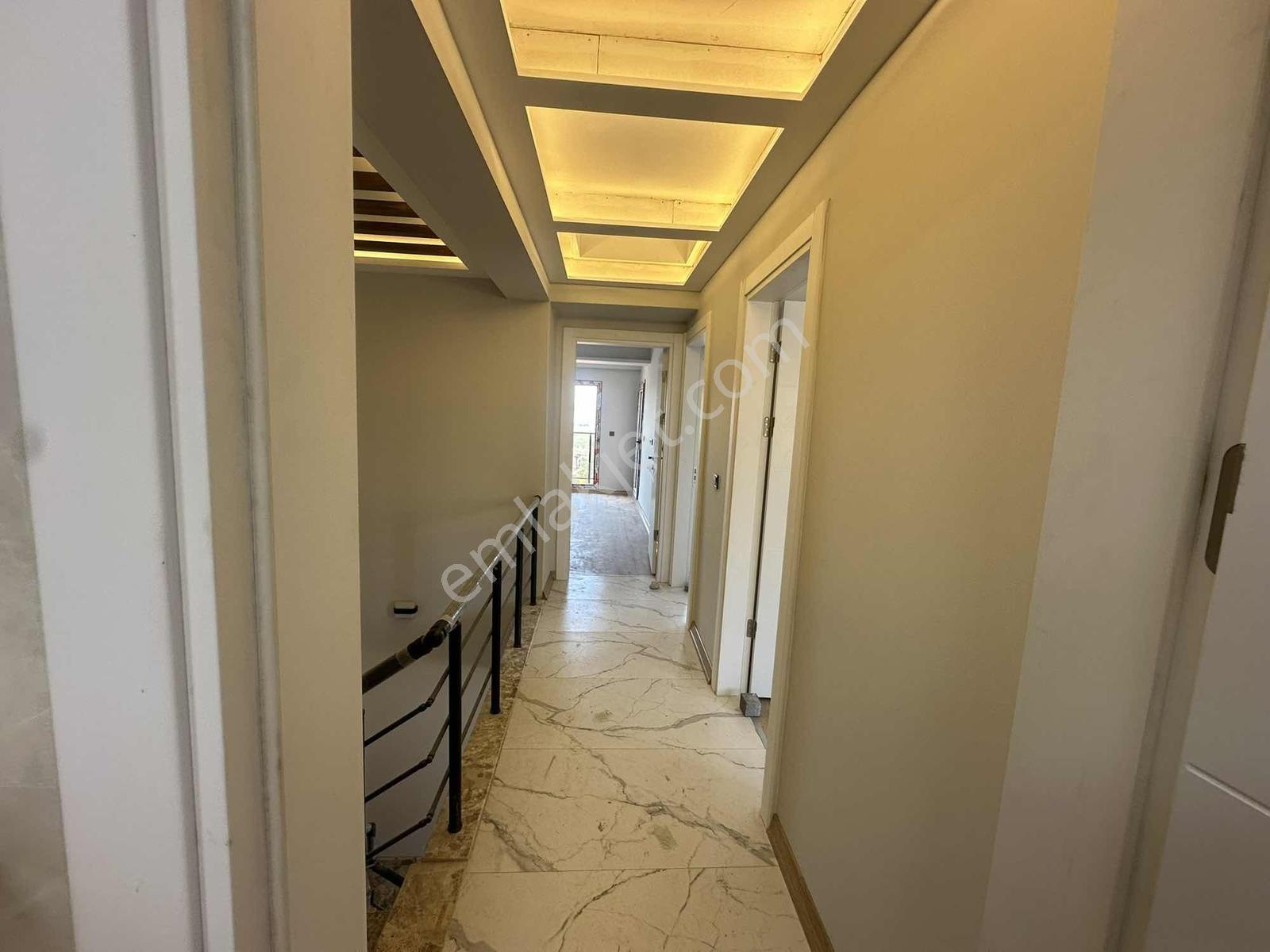 Dikili İslamlar'da Deniz Manzaralı Geniş Bahçeli Satılık Villa — fotoğraf 16