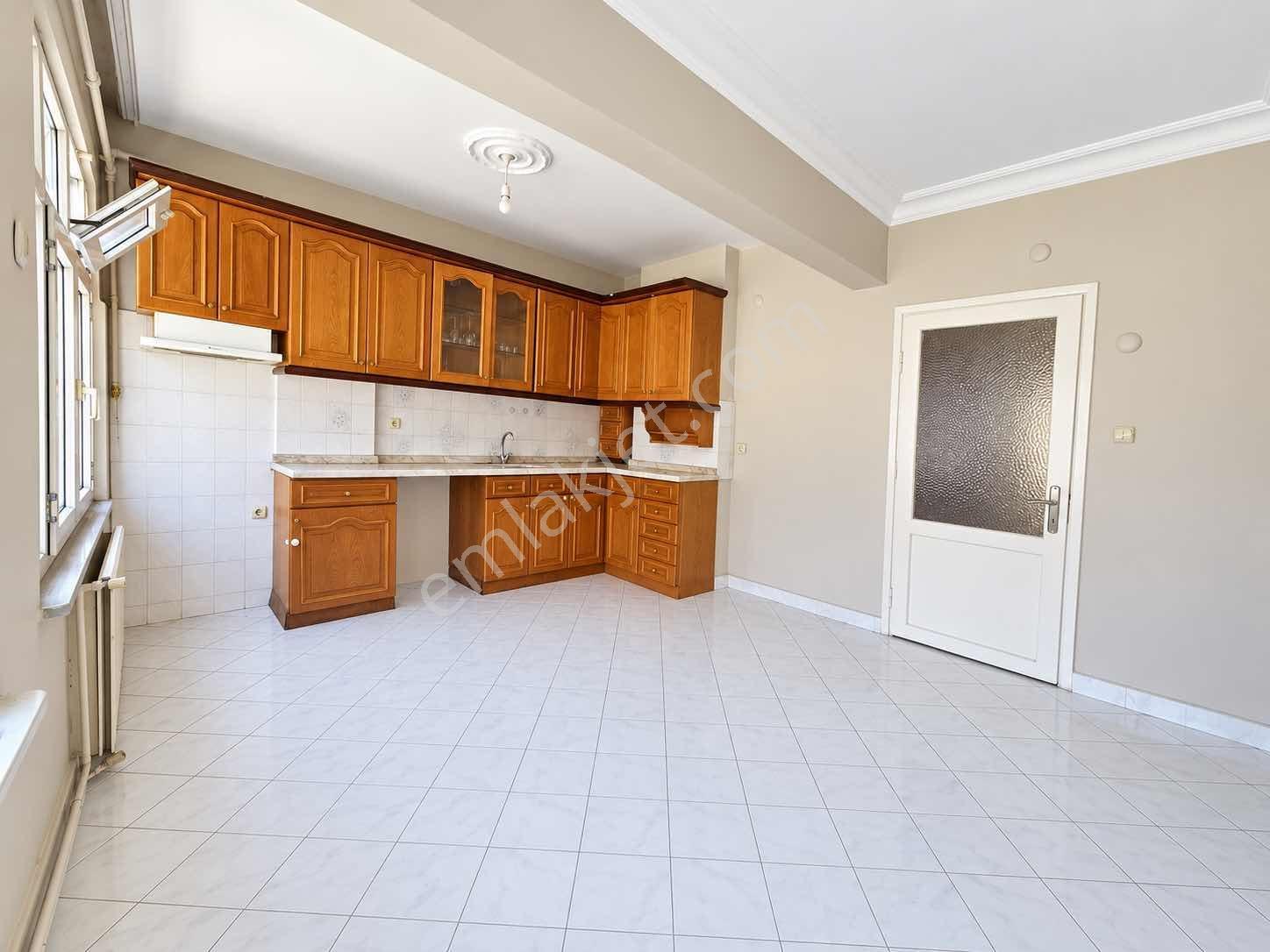 Bağlarbaşı Mahallesinde Satılık 2+1 Çift Balkonlu 100 M2 — fotoğraf 6