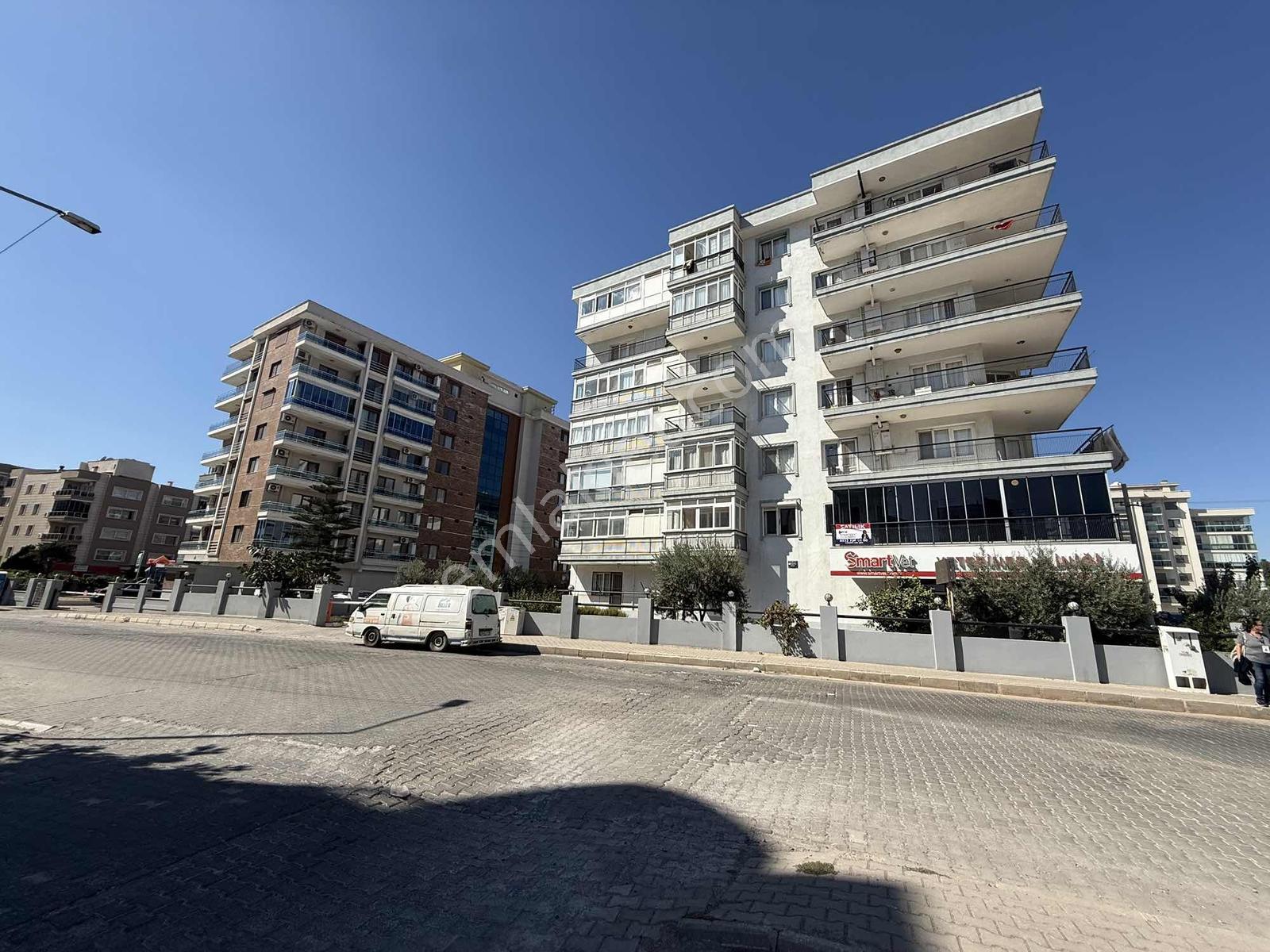Ataşehir'De Bazekol Karşısında Tadilatlı Satılık 3+1 Daire