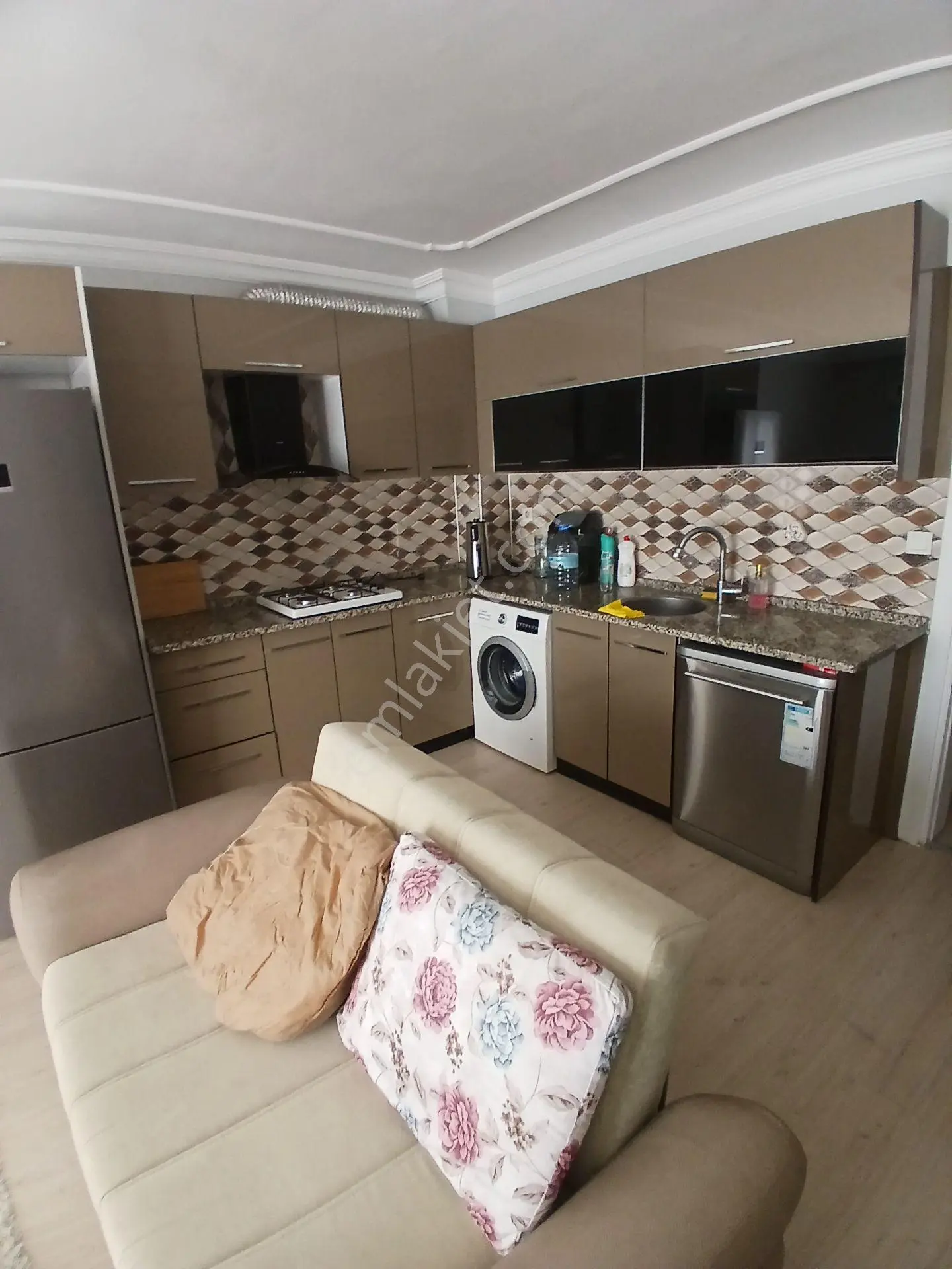 Karabağlar'da Aydınlık Ve Bakımlı 2+1 Satılık Daire — fotoğraf 3