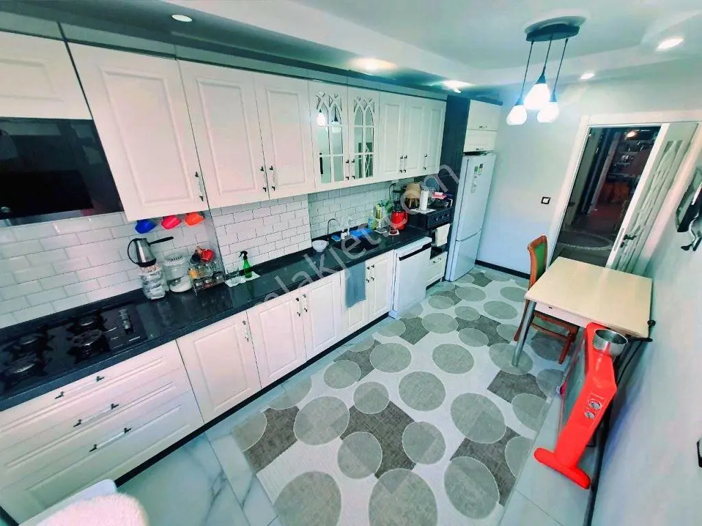Uytundan Akçay'da Doğalgazlı Kapalı Otoparklı Arakat 2+1 Daire — fotoğraf 3