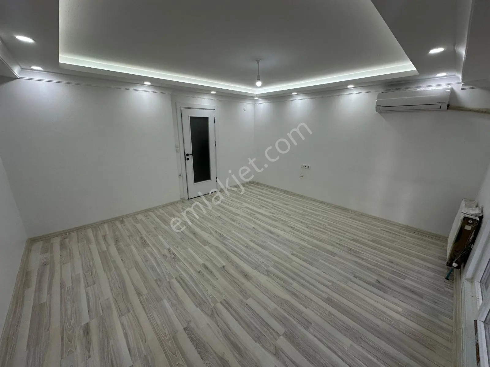 Family'den Şirinevler Otoparklı 25 M² Balkonlu Satılık 3+1 Daire — fotoğraf 3