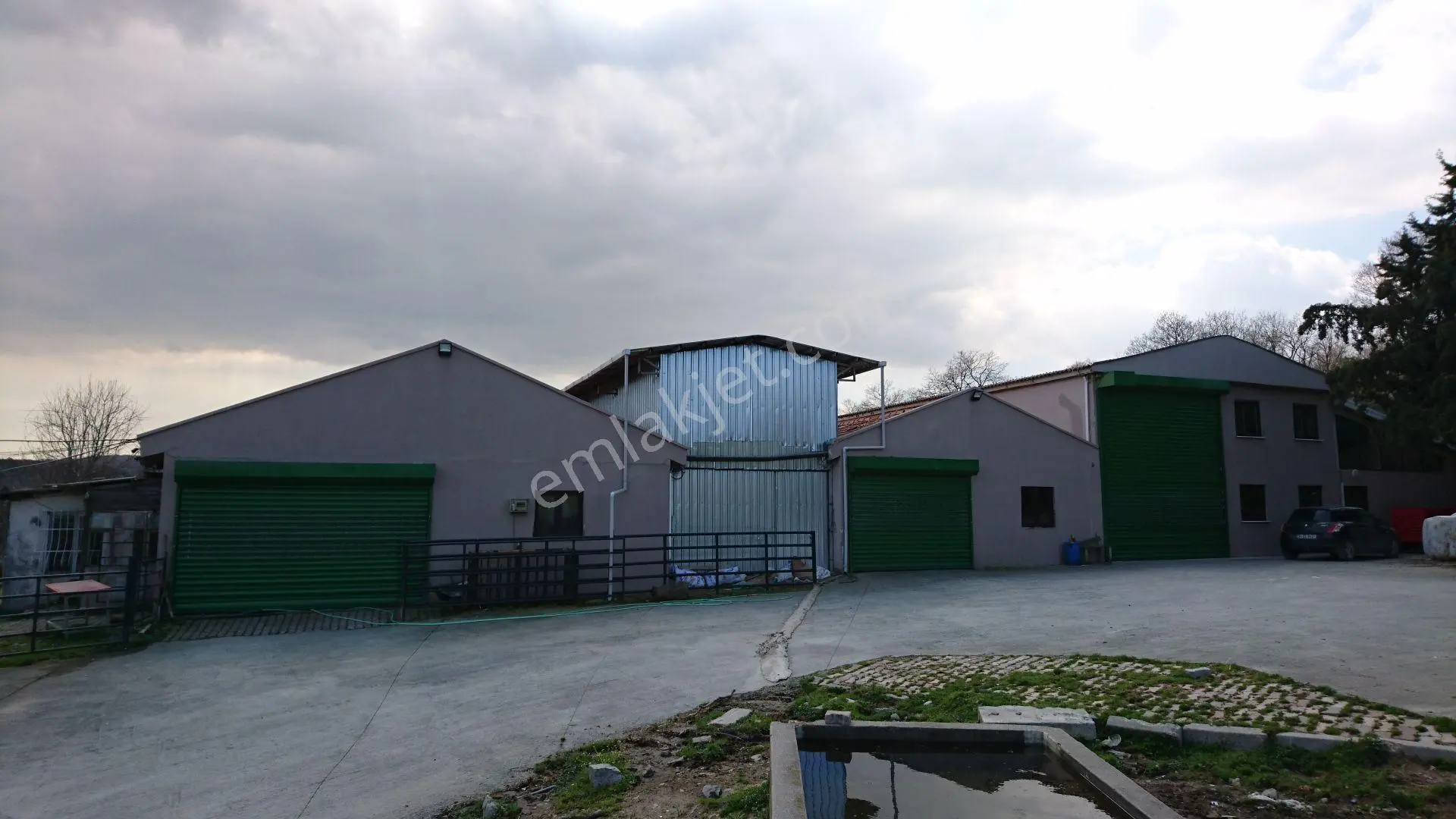 Göktürk Ağaçlı Da İçinde Depo Ve Çiftlik Olan Konut İmarlı Satılık Arsa