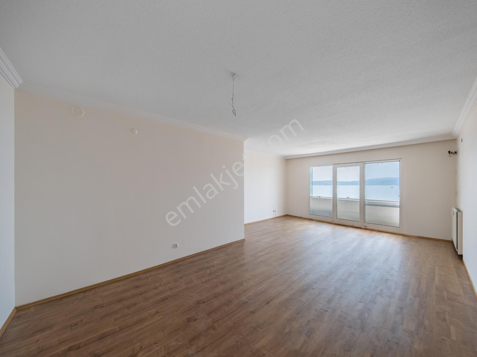 Mavişehir Kuğu Bloklarında Satılık 4+1 Deniz Manzaralı Daire Boş