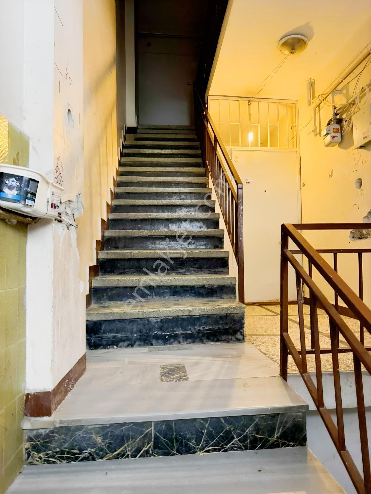 Sanayi Mahallesi Tekstil Merkezinde En İşlek Caddede 3+1 80m² — fotoğraf 3