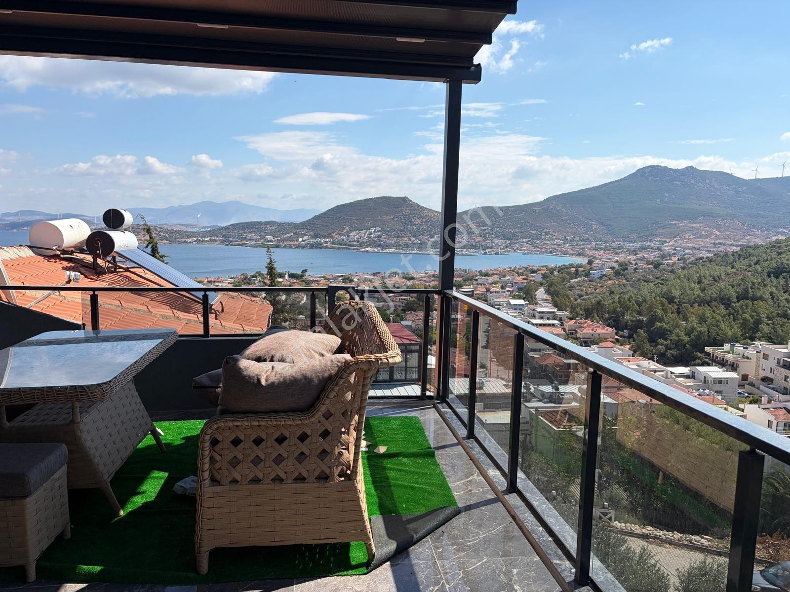 Yenifoça'Da Keyifli Deniz Manzaralı Teraslı Satılık 3+1 Dubleks