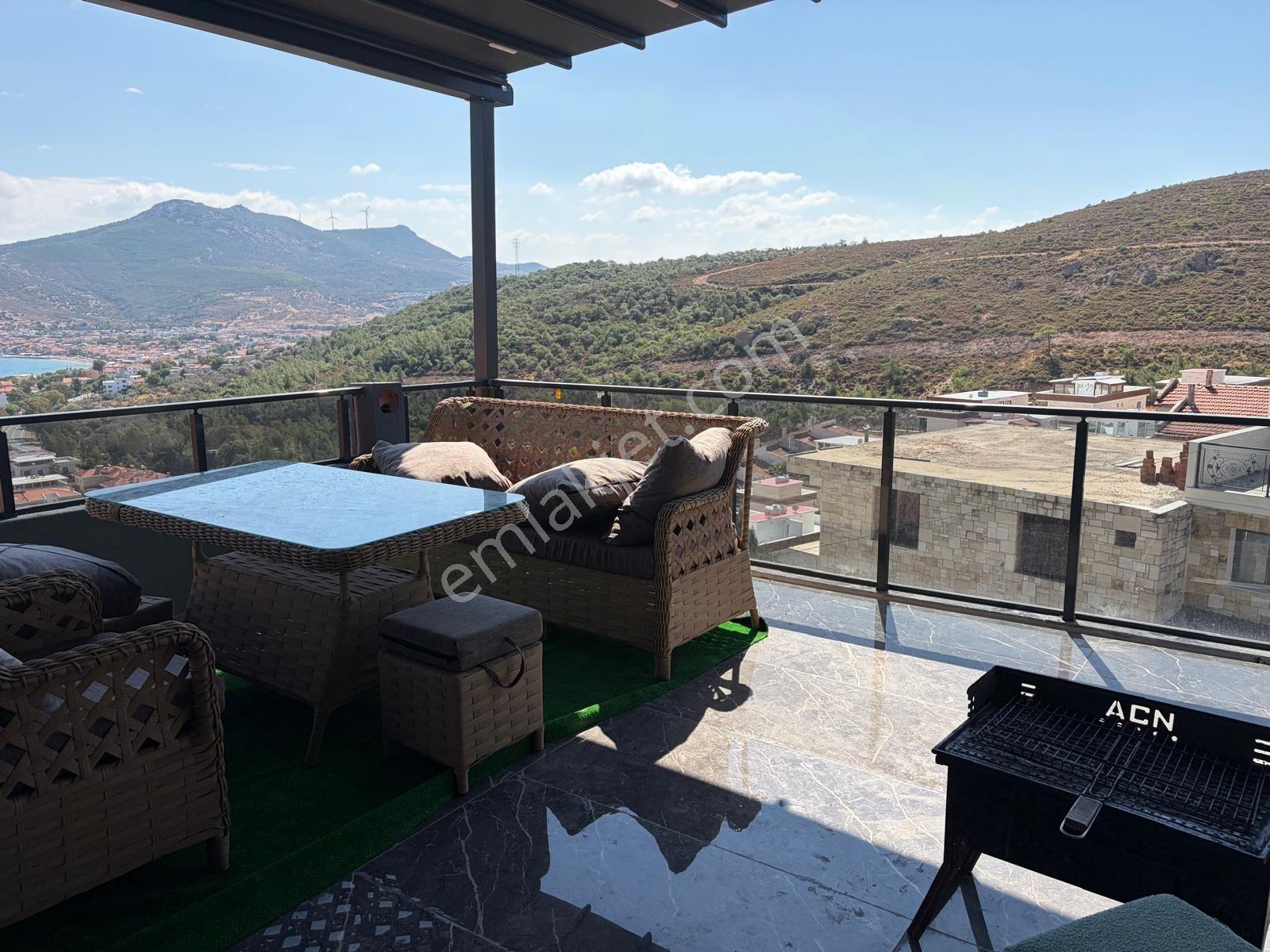 Yenifoça'da Keyifli Deniz Manzaralı Teraslı Satılık 3+1 Dubleks — fotoğraf 9