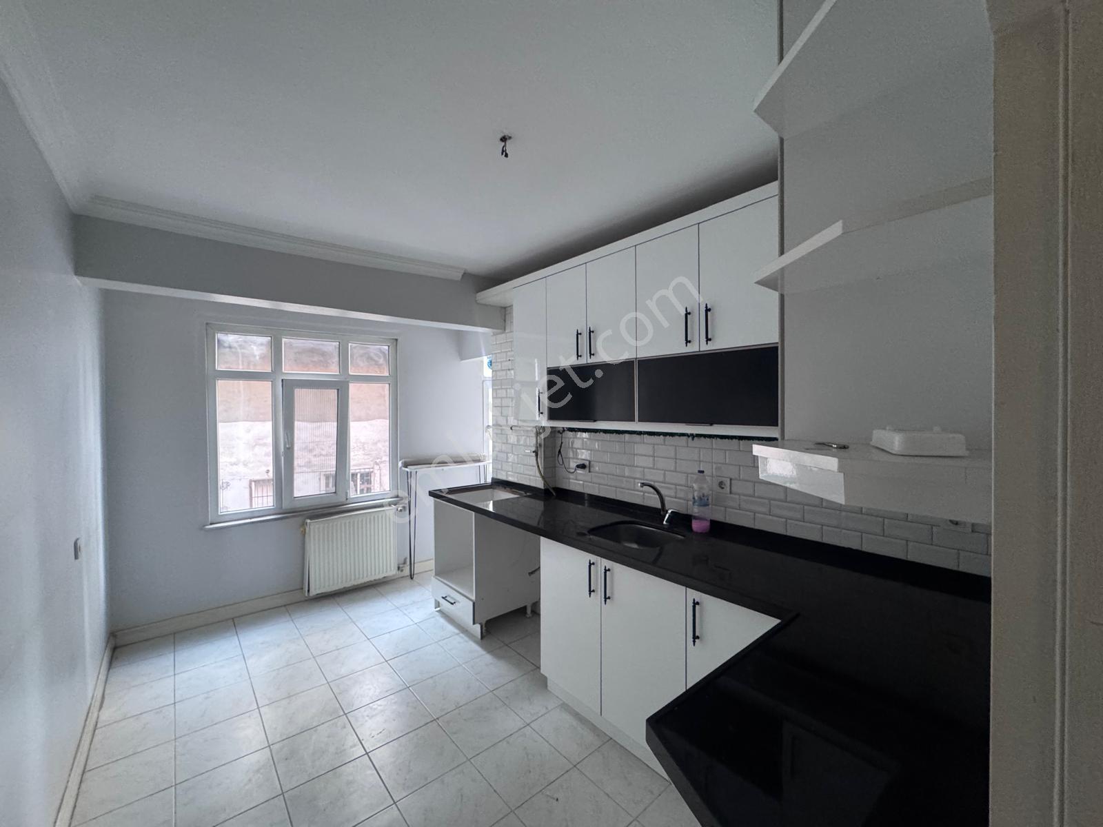 Bağlarbaşı'nda Harika Konumda Satılık 2+1 Arakat Daire — fotoğraf 7