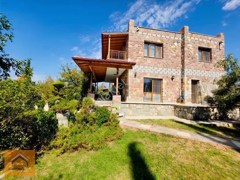 Dikili Bademlide Doğayla İç İçe, Deniz Manzaralı Taş Villa