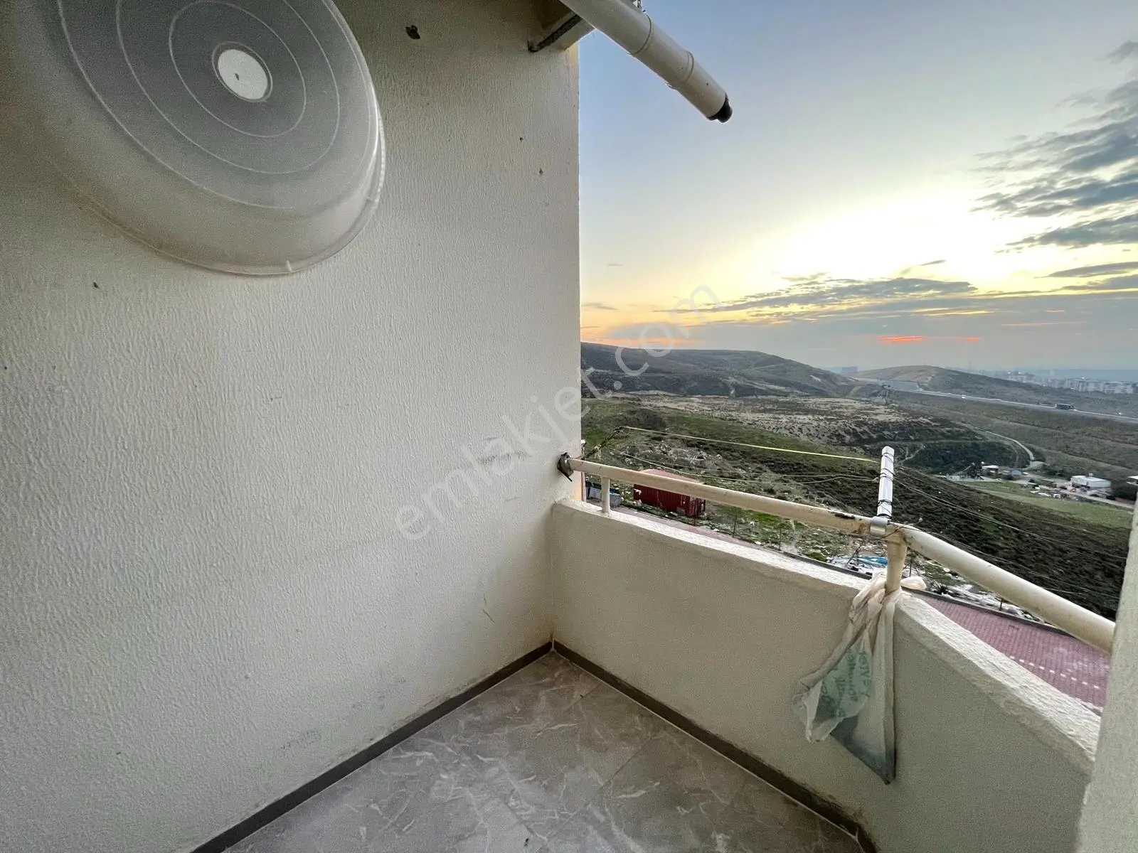 Menemen Asarlık Toki Konutlarında Satılık Daire Önü Açık Arakat — fotoğraf 5