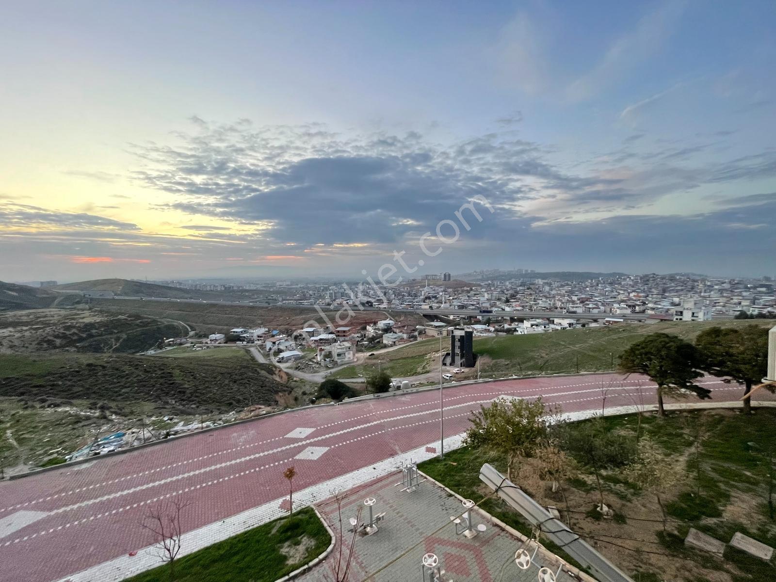 Menemen Asarlık Toki Konutlarında Satılık Daire Önü Açık Arakat — fotoğraf 9