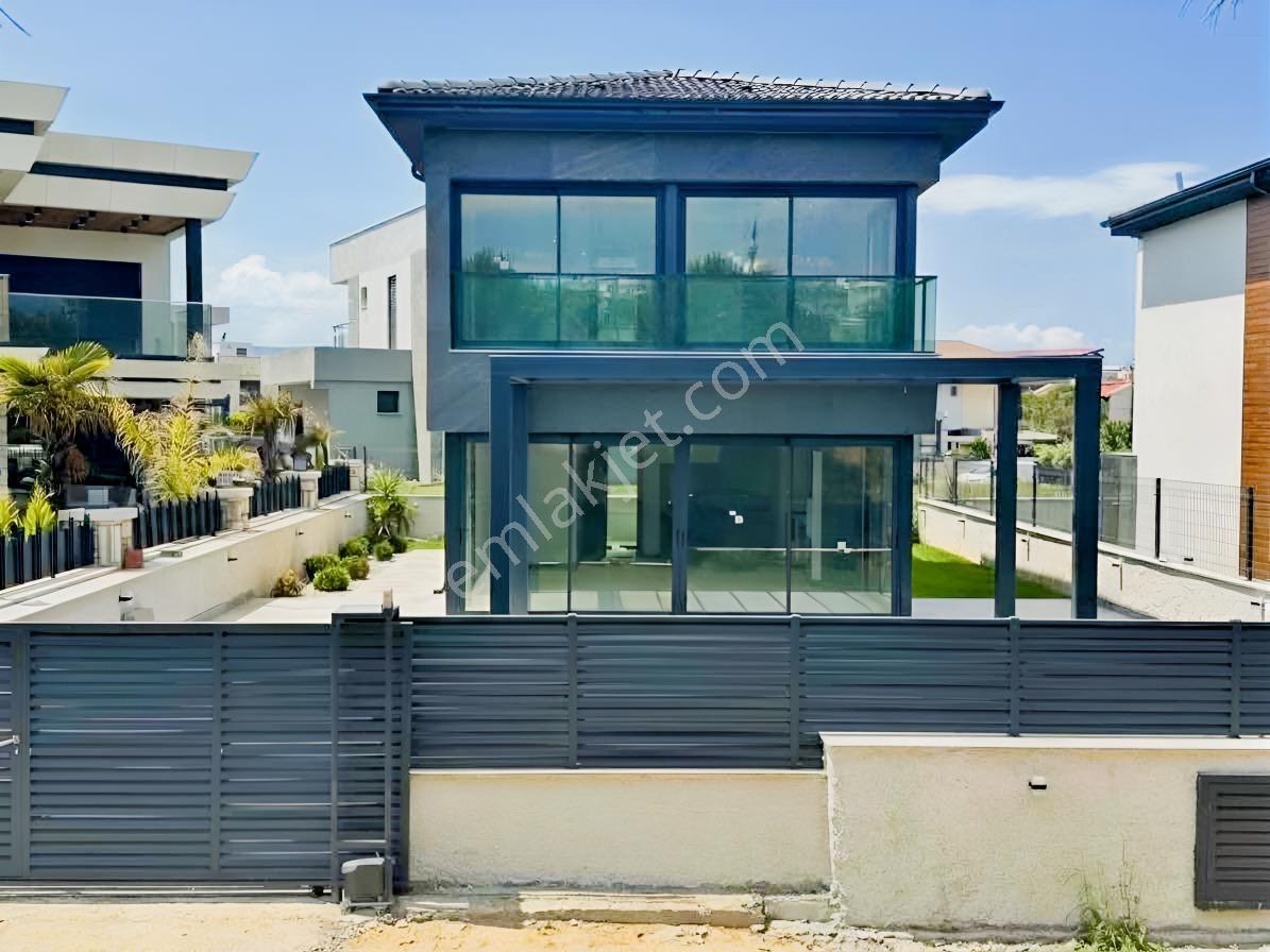 Urla İçmeler Müstakil Denize 200 Metre 3+1 Satılık Villa