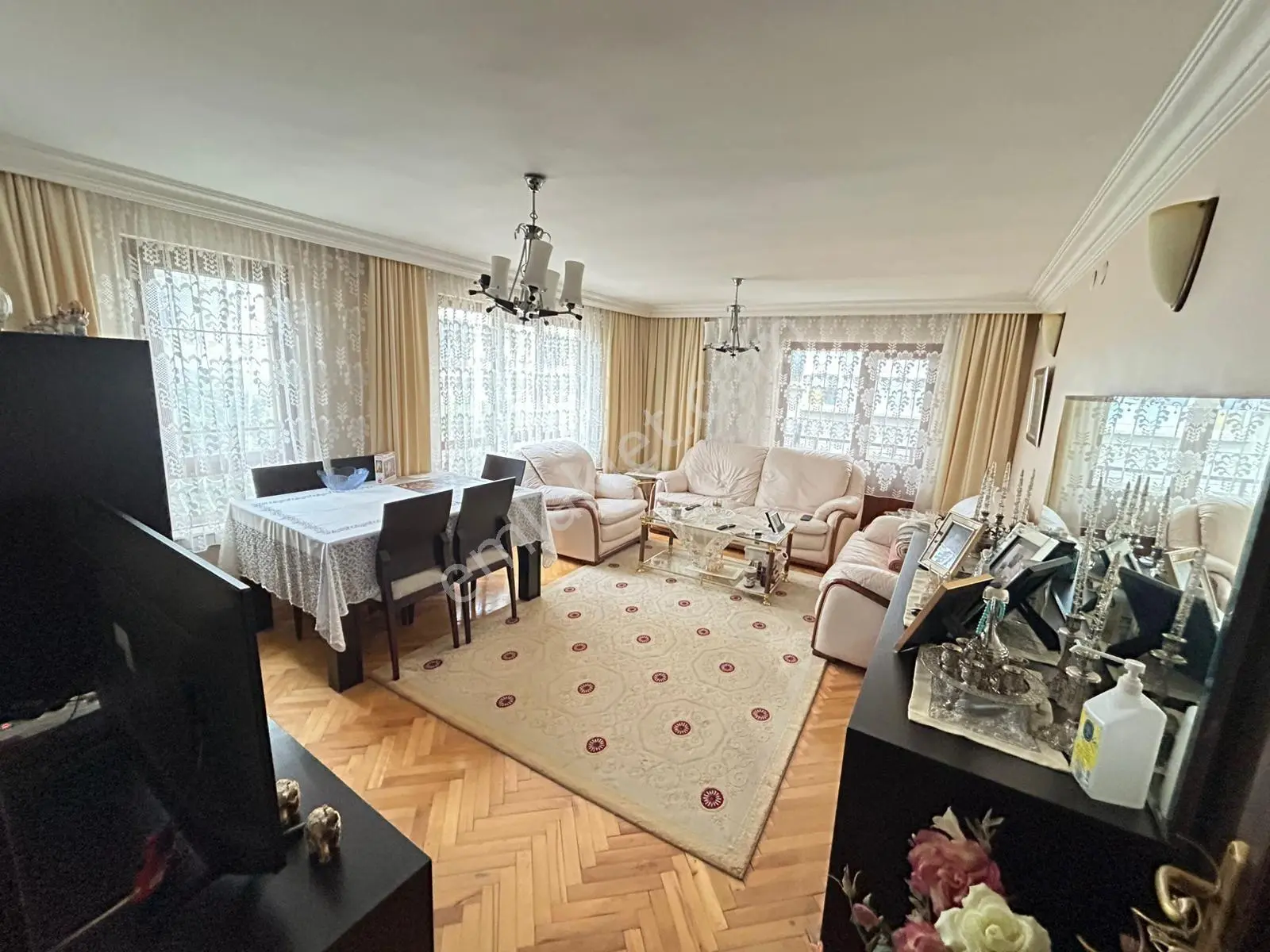 Taner'Den Sokullu Caddesinde 3+1 Katta Salon Bağımsız 3 Cepheli Kapalı Garajlı