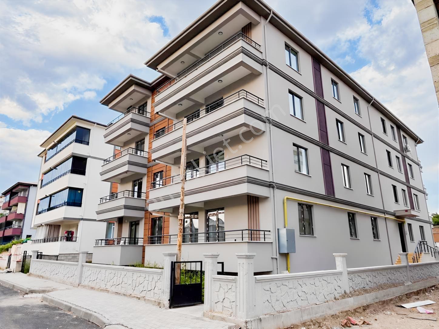 Remax Dem'Den Hocabey Mah. Çarşı Merkezine 5 Dakika 2+0 Satılık