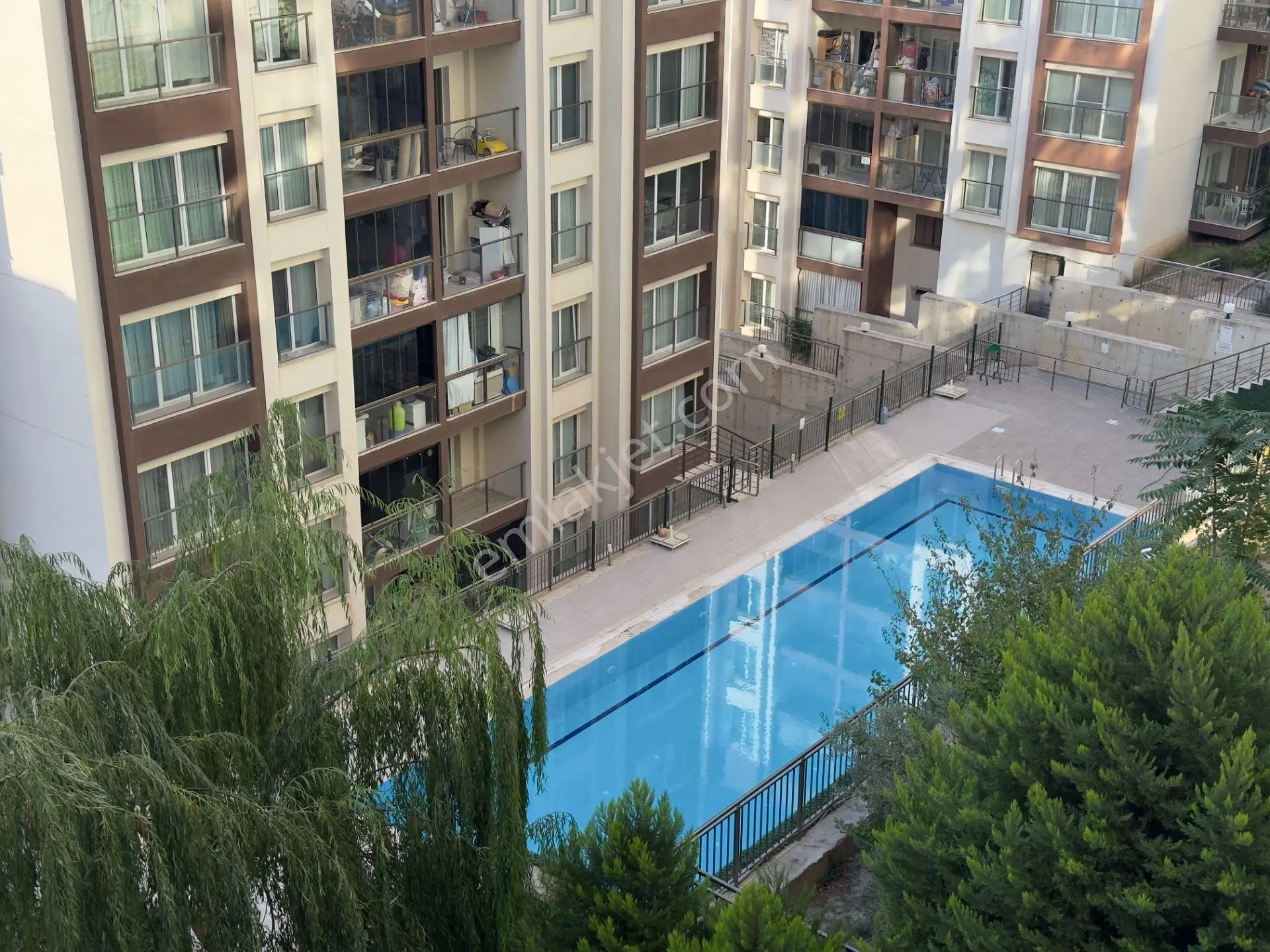 Bayraklı Yamanlar Zerrin Hanım Sitesi'Nde Satılık 3+1 Havuz Manzaralı