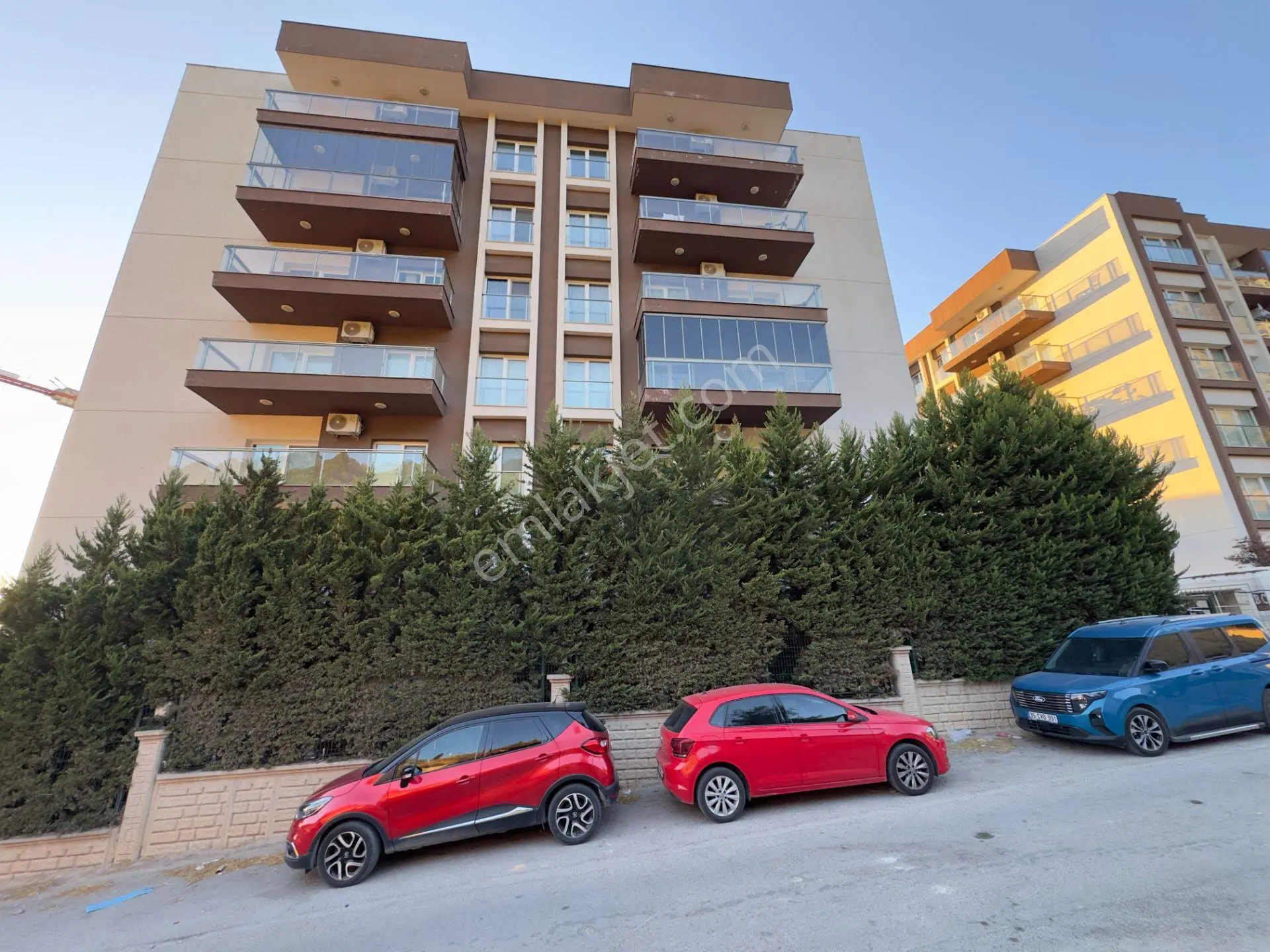Bayraklı Yamanlar Zerrin Hanım Sitesi'nde Satılık 3+1 Havuz Manzaralı — fotoğraf 2