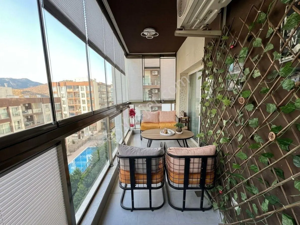 Bayraklı Yamanlar Zerrin Hanım Sitesi'nde Satılık 3+1 Havuz Manzaralı — fotoğraf 3