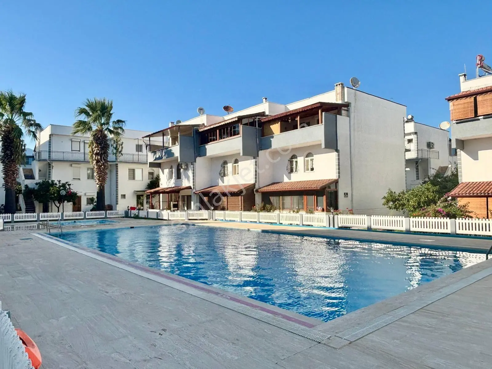 ꧁ay Emlaktan꧂güre'de Yolun Altında Denize Sadece 200 Metre Satılık 2+1 Yüzme Havuzlu Bahçeli Villa — fotoğraf 3
