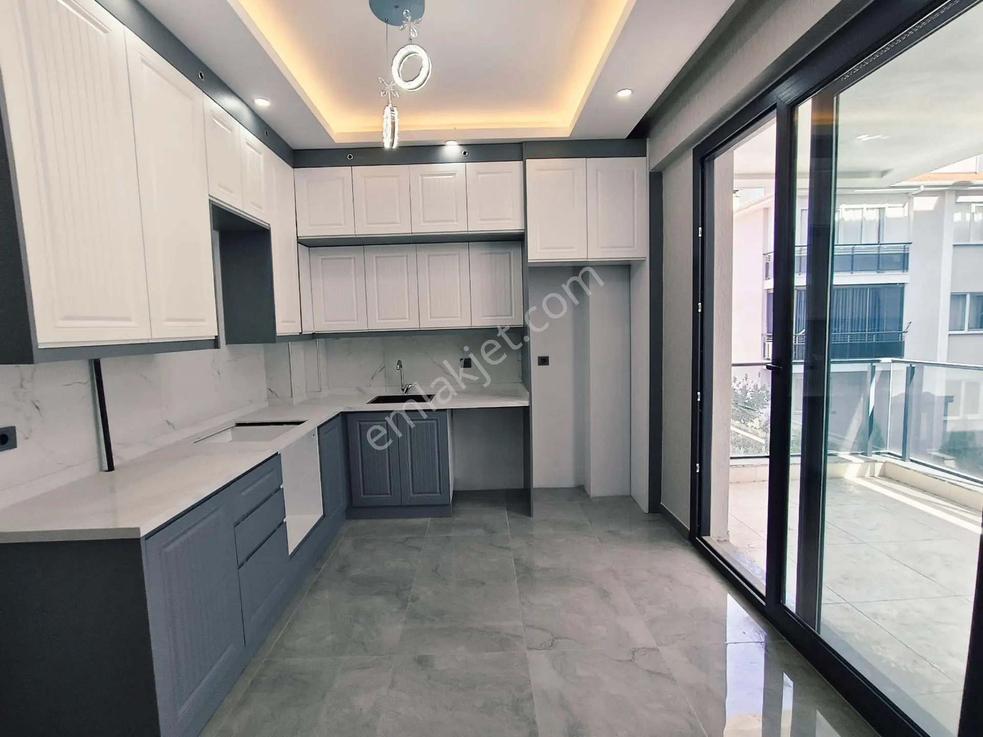 Emadan Ana Cadde, İşyerleri Ve Sinpaşa Yakın Satılık 2+1 Sıfır Daire