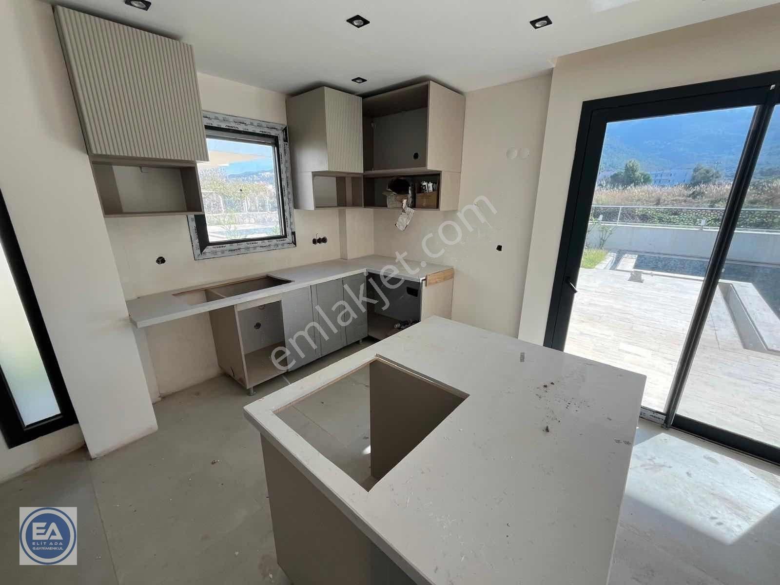 Kuşadası'nda Denize 250 Metre Özel Havuzlu Köşe Müstakil 3+1 — fotoğraf 8