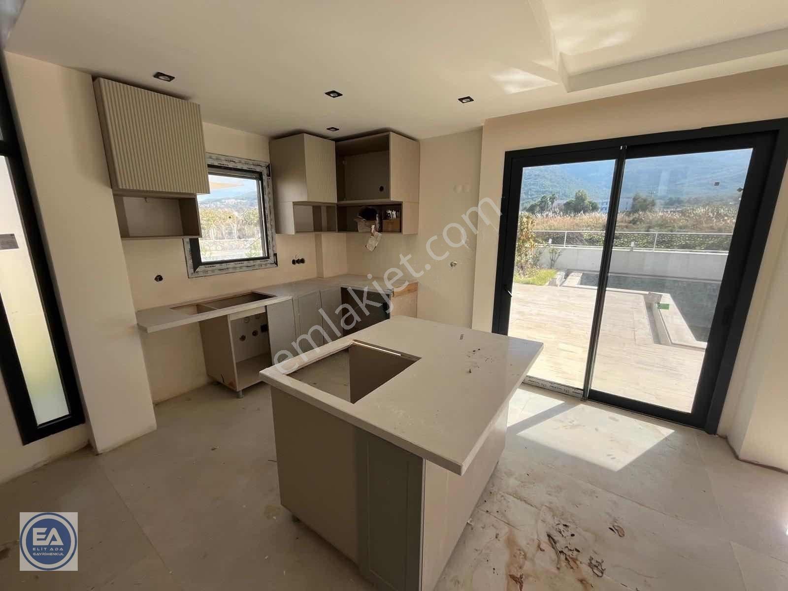Kuşadası'nda Denize 250 Metre Özel Havuzlu Köşe Müstakil 3+1 — fotoğraf 10