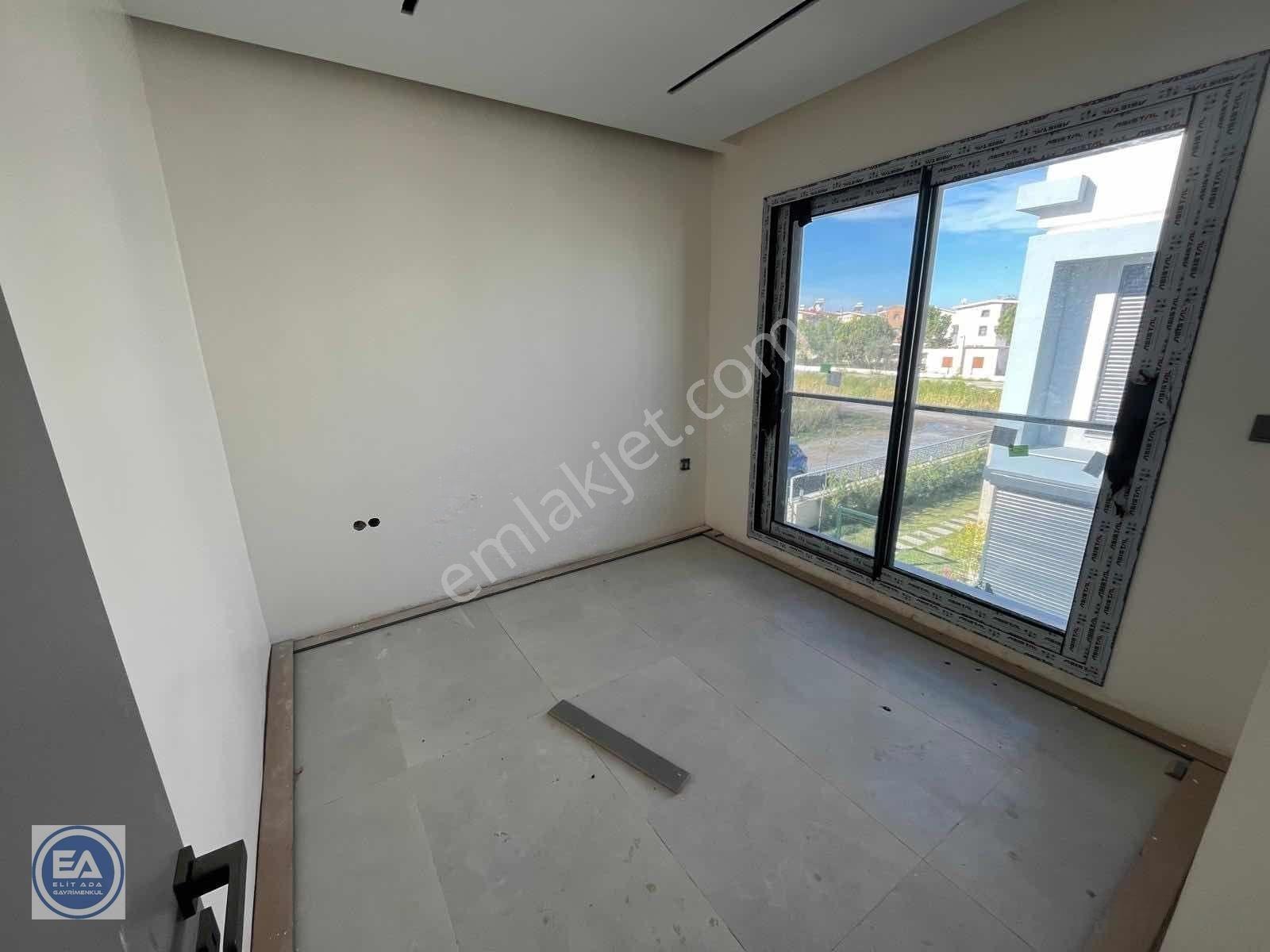 Kuşadası'nda Denize 250 Metre Özel Havuzlu Köşe Müstakil 3+1 — fotoğraf 11