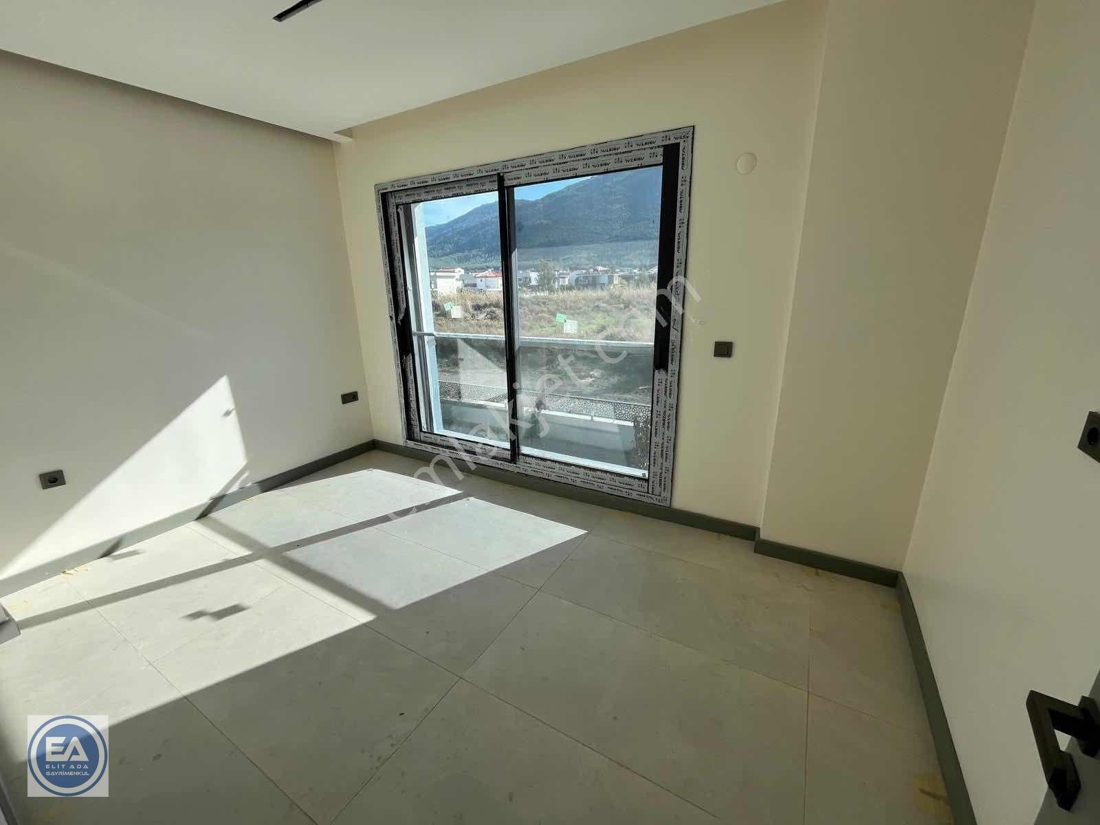 Kuşadası'nda Denize 250 Metre Özel Havuzlu Köşe Müstakil 3+1 — fotoğraf 12