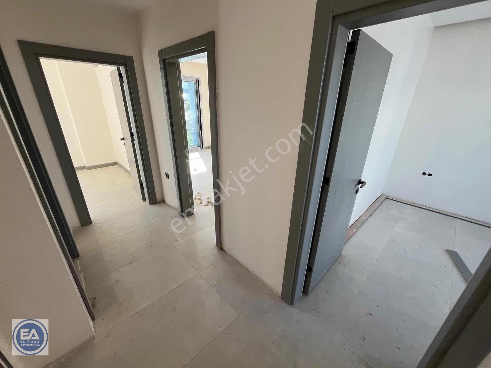 Kuşadası'nda Denize 250 Metre Özel Havuzlu Köşe Müstakil 3+1 — fotoğraf 14