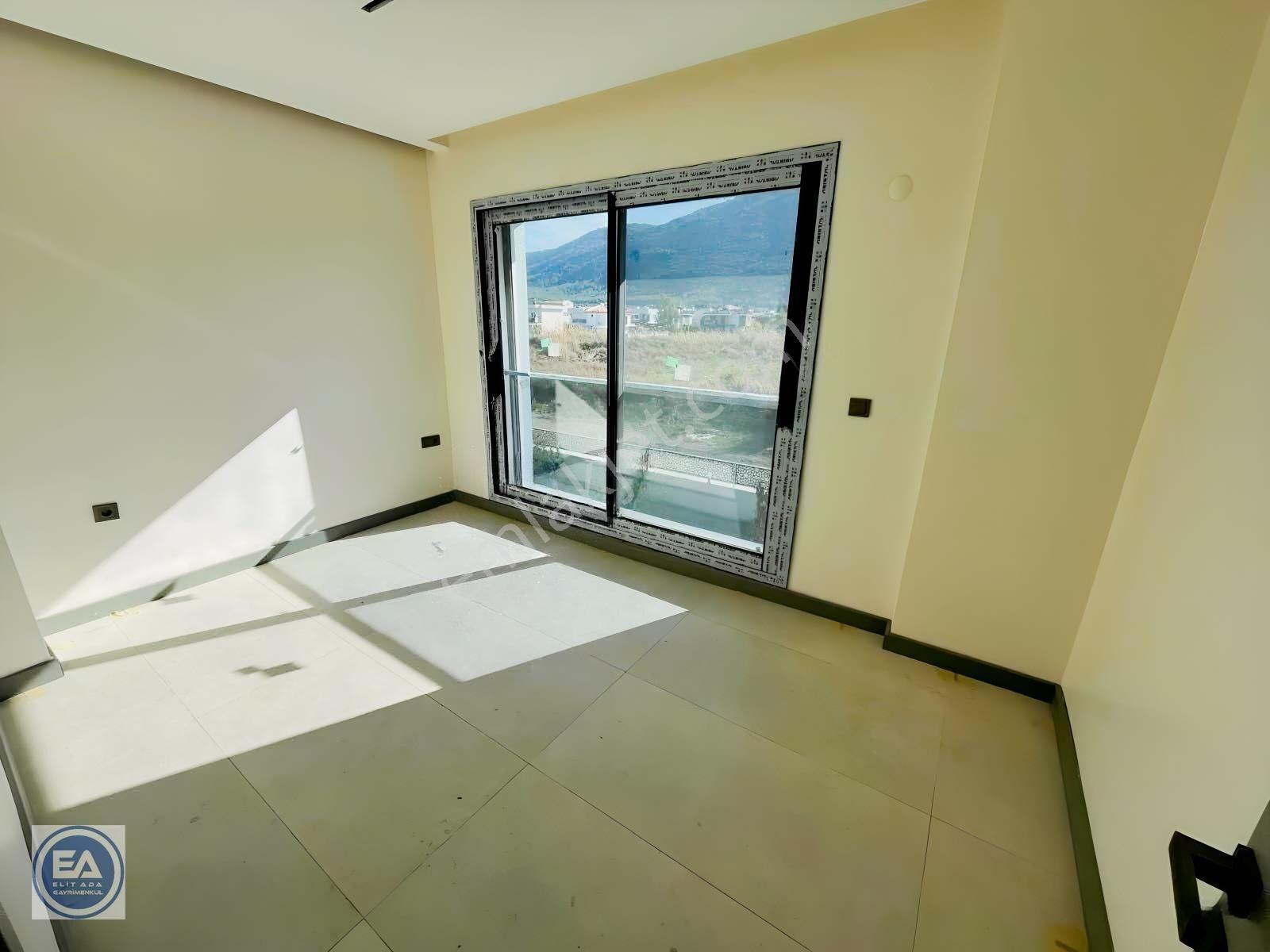 Kuşadası'nda Denize 250 Metre Özel Havuzlu Köşe Müstakil 3+1 — fotoğraf 16