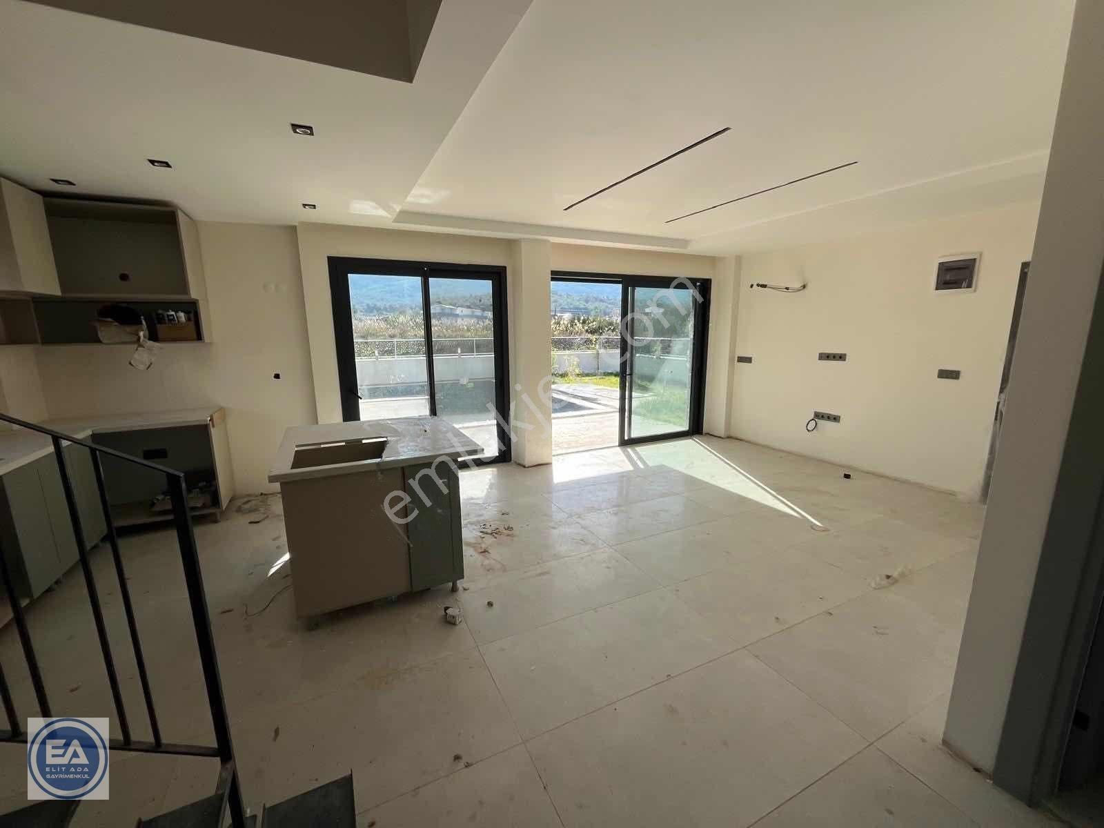 Kuşadası'nda Denize 250 Metre Özel Havuzlu Köşe Müstakil 3+1 — fotoğraf 17