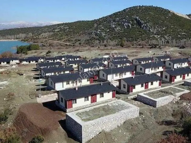 Tefenni Zafer Mah'De (415M2) Göl Ve Doğa Manzaralı İmarlı Arsa
