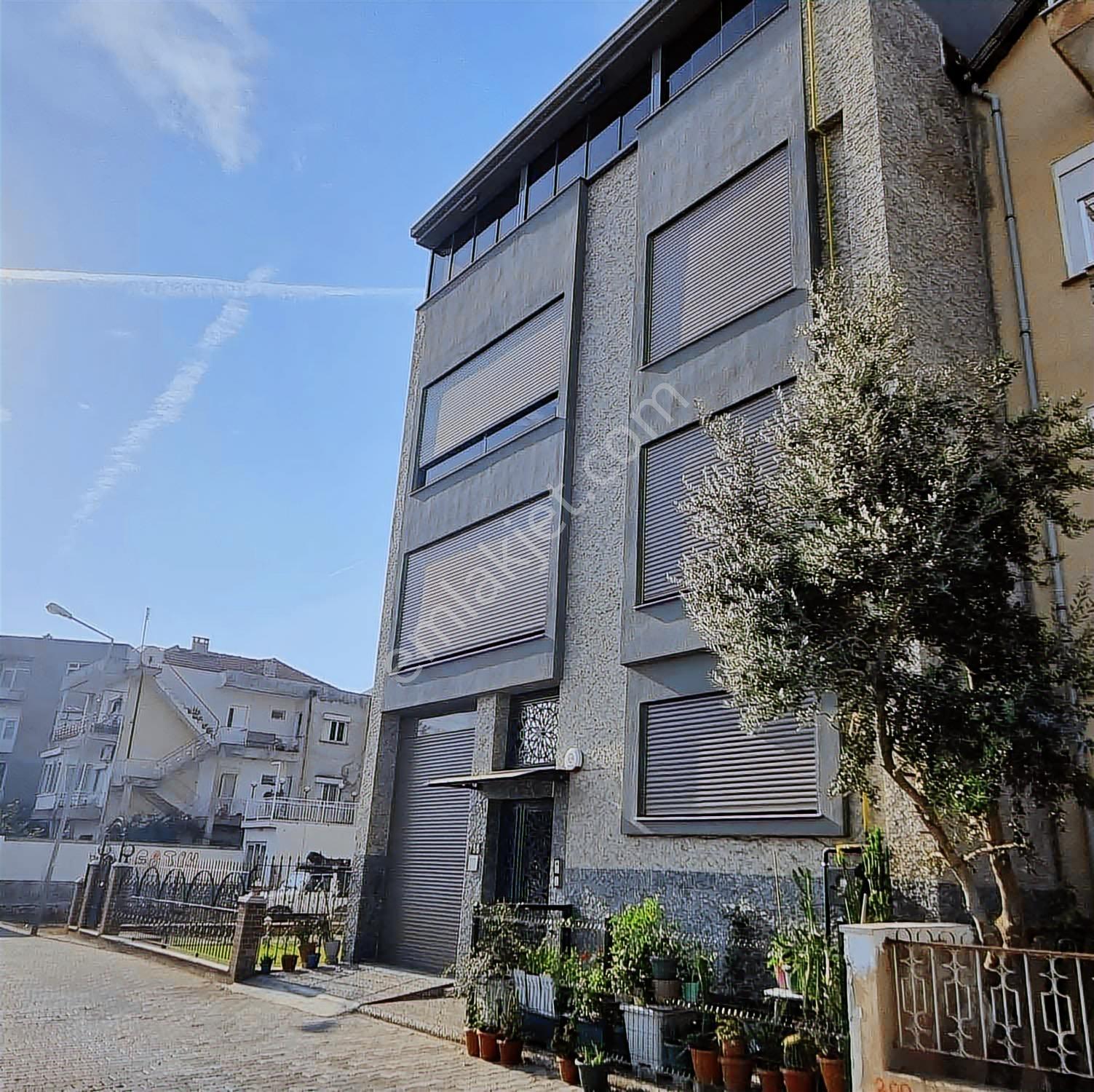 Katsat/Çiğli'De Tam Müstakil Komple Satılık Bina