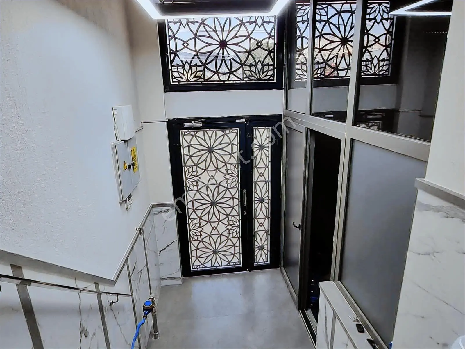 Katsat/çiğli'de Tam Müstakil Komple Satılık Bina — fotoğraf 2