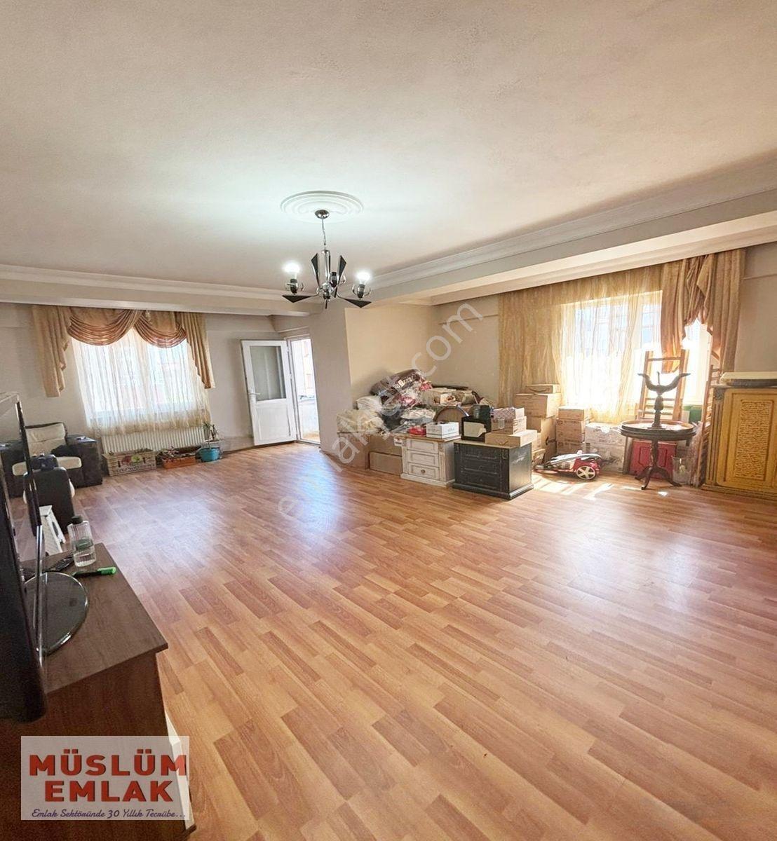 Müslüm Emlaktan Merkezde Oldukça Geniş 5+2 Dubleks Daire