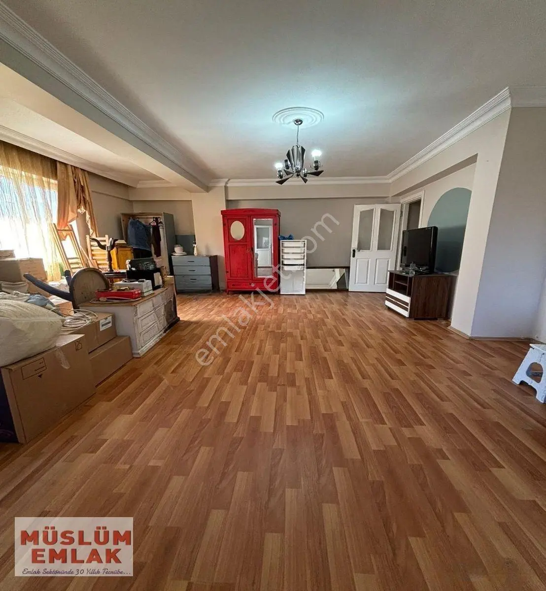 Müslüm Emlaktan Merkezde Oldukça Geniş 5+2 Dubleks Daire — fotoğraf 2