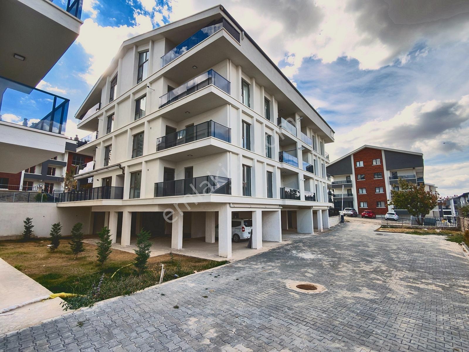 İncek Site İçinde Güneydoğu Cephe 1+1 Balkonlu Daire — fotoğraf 2